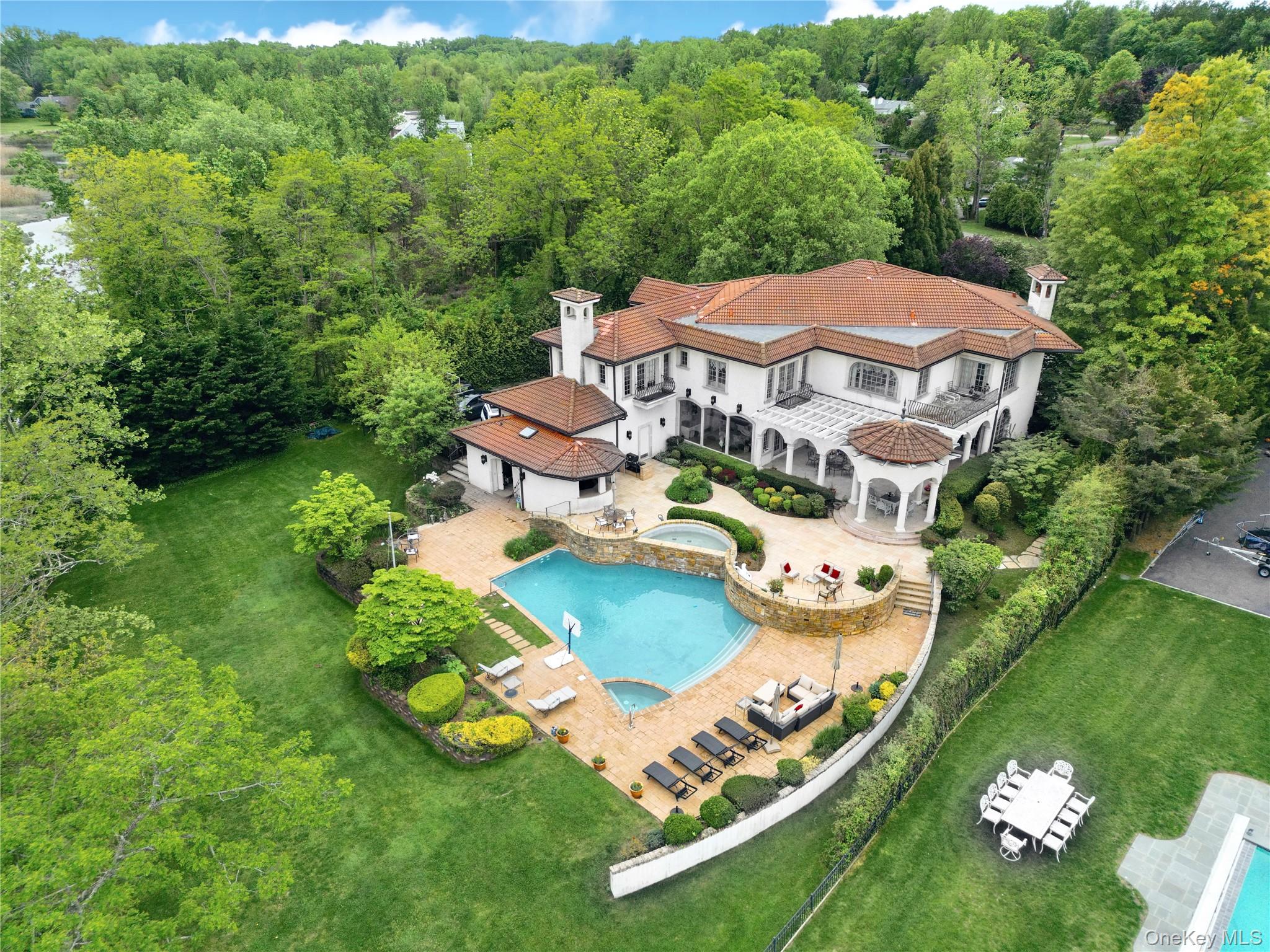 17 Split Rock Drive, Great Neck, NY 11024