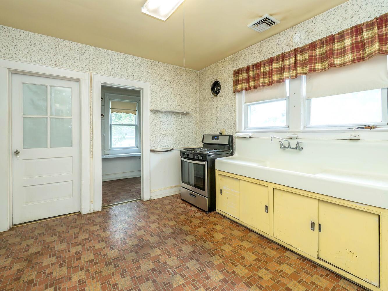 3 3rd Street, Glenwood Landing, NY 11547