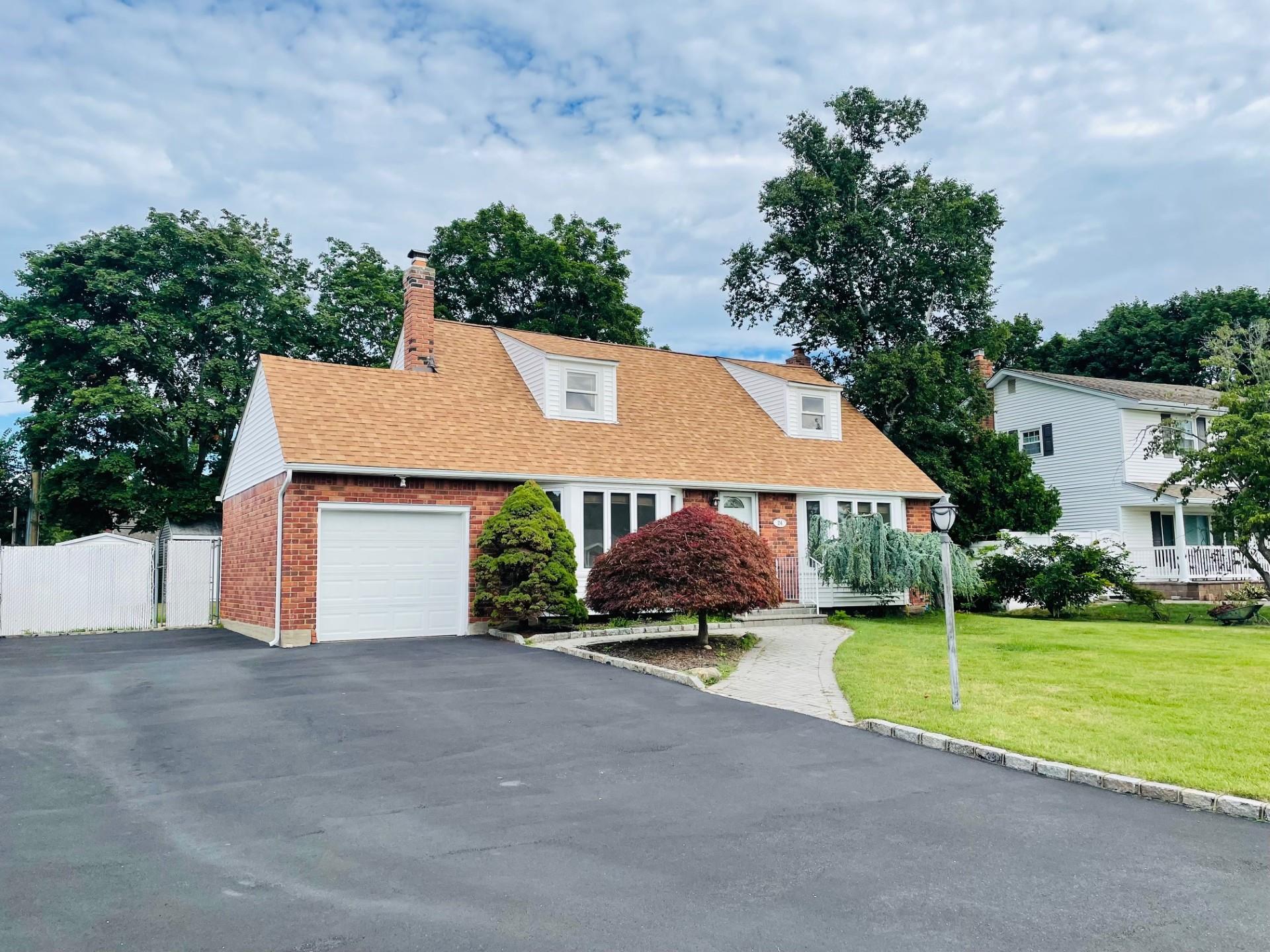 24 Gaymor Lane, Commack, NY 11725