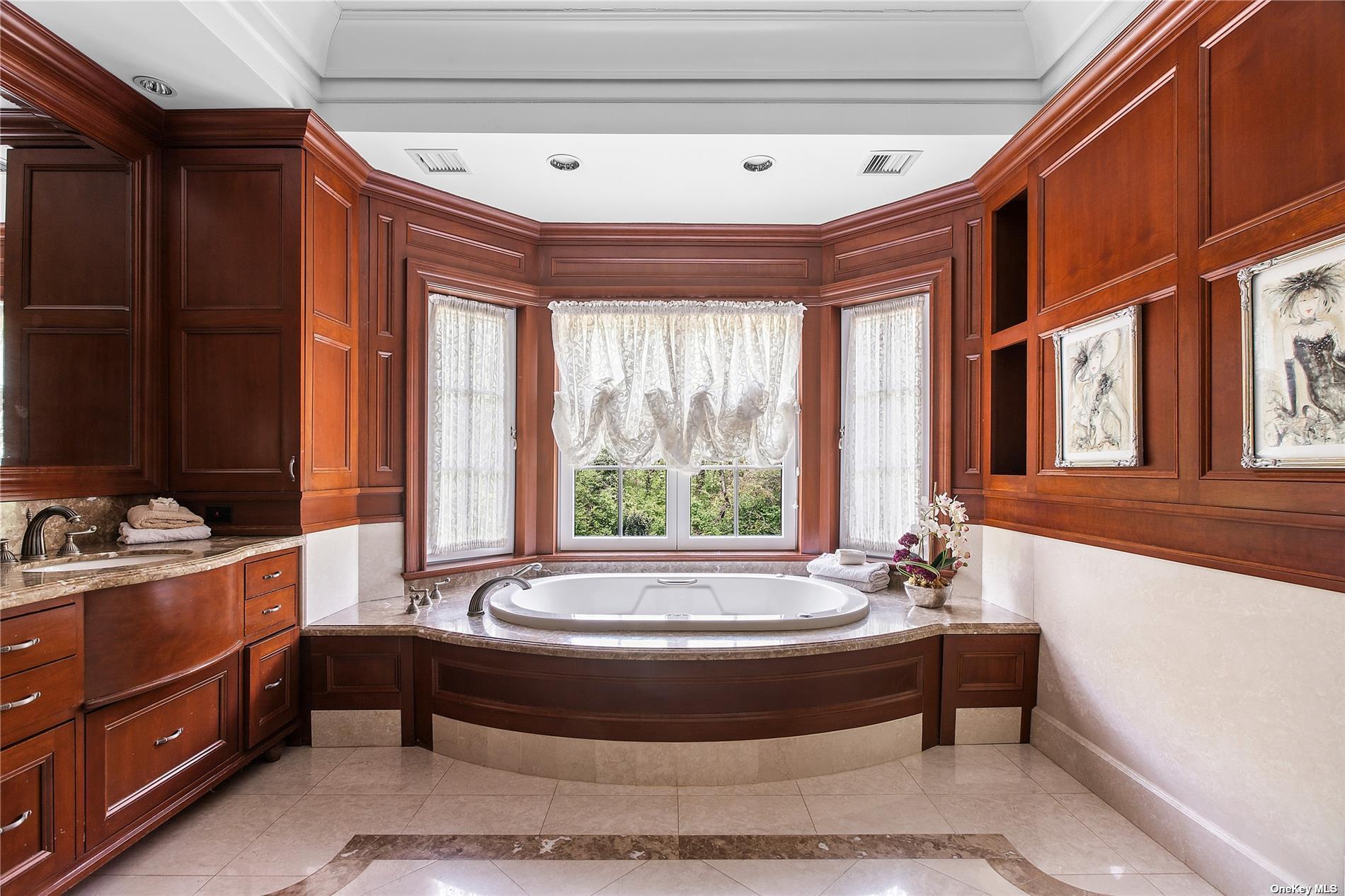 10 Orchard Lane, Old Westbury, NY 11568