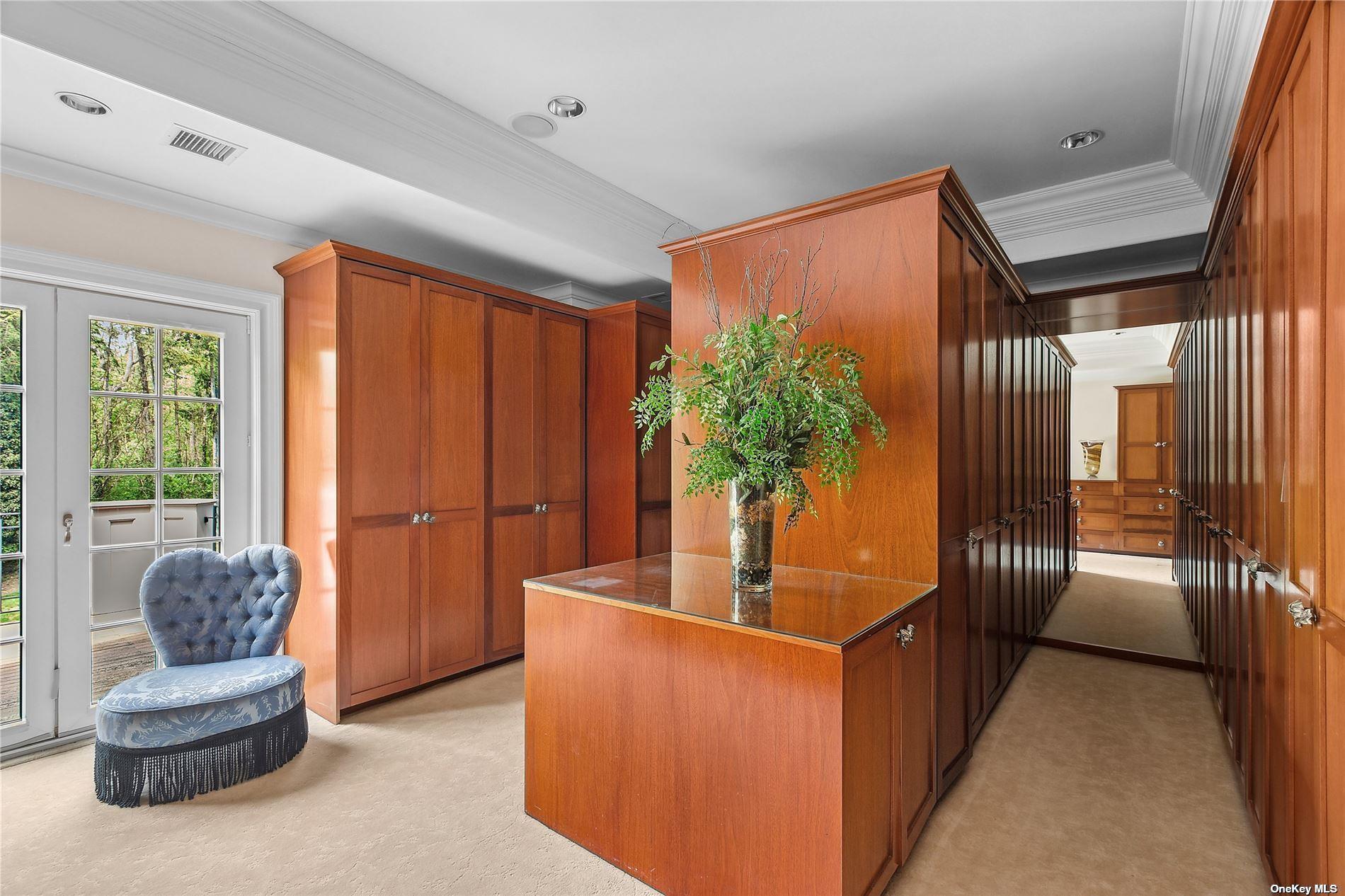 10 Orchard Lane, Old Westbury, NY 11568