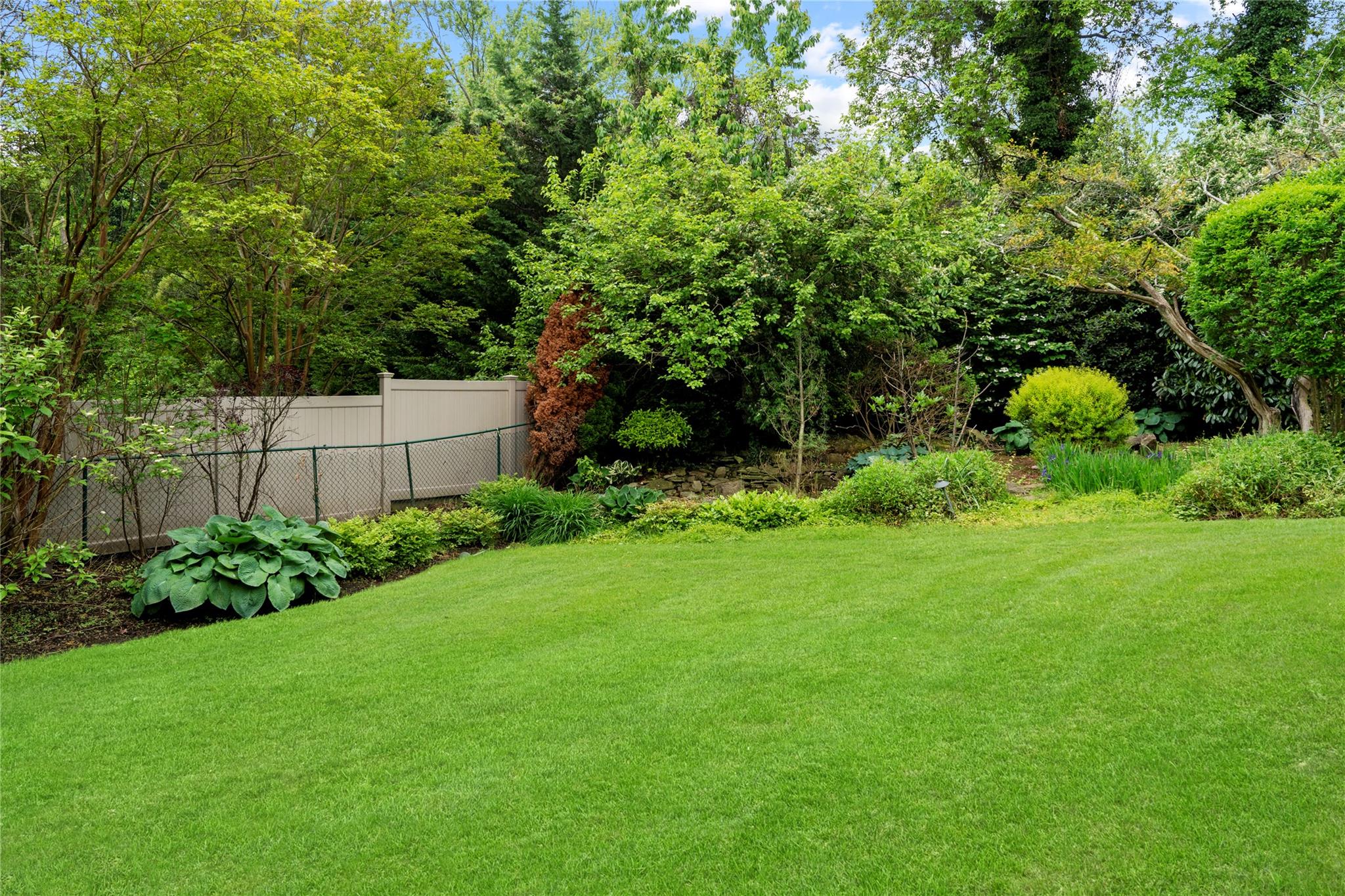 16 Eastland Drive, Glen Cove, NY 11542