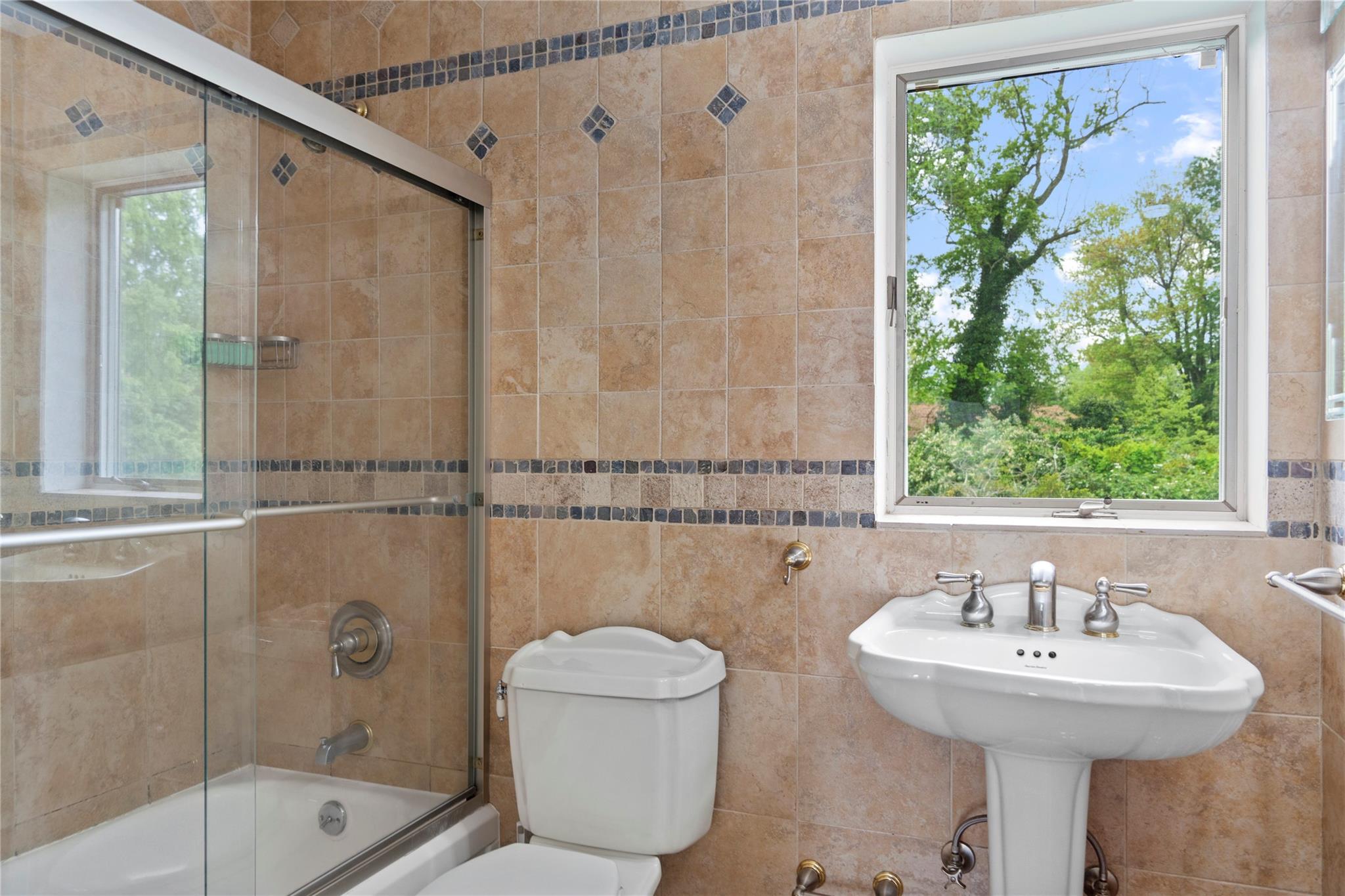 16 Eastland Drive, Glen Cove, NY 11542