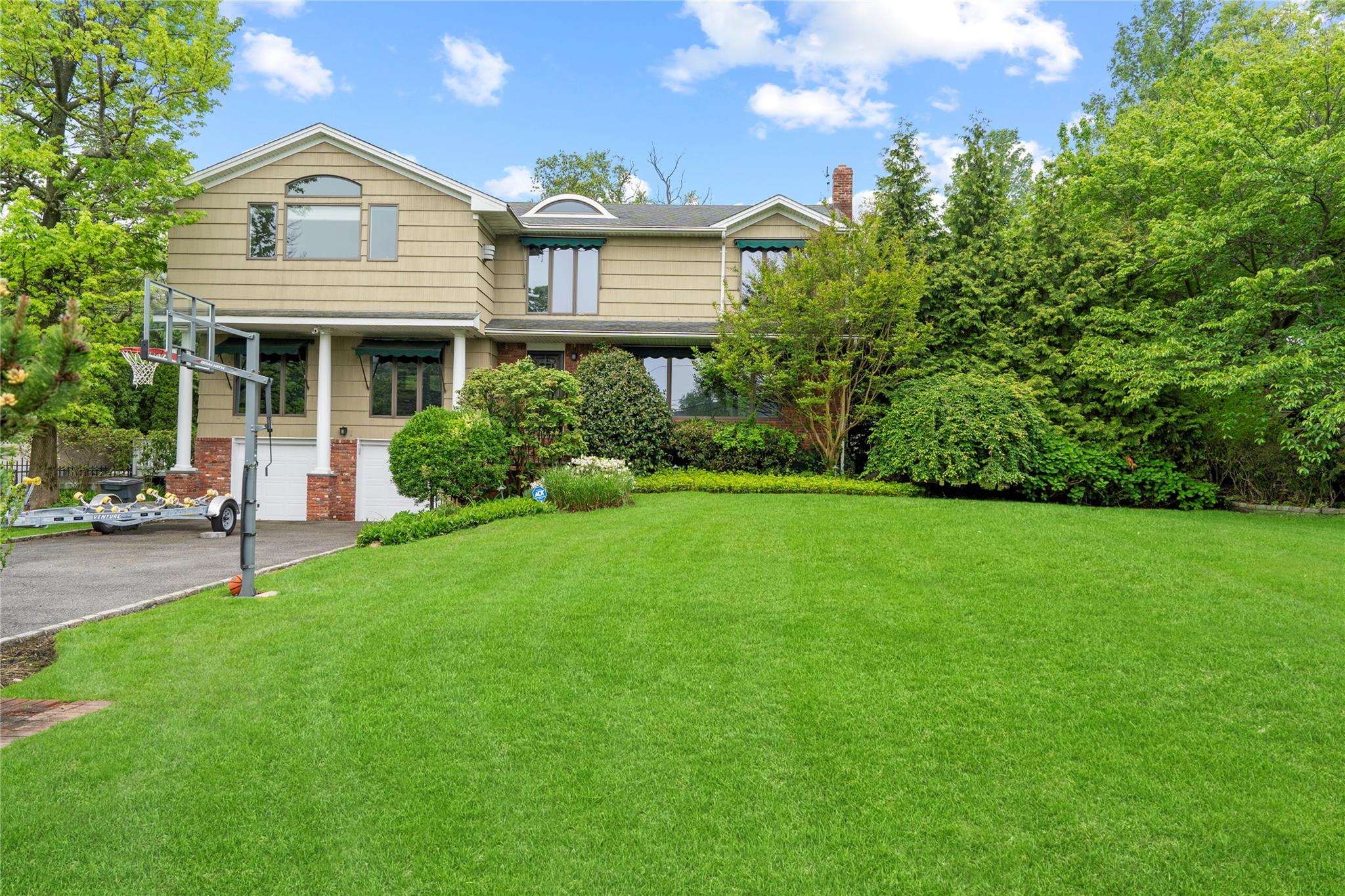 16 Eastland Drive, Glen Cove, NY 11542