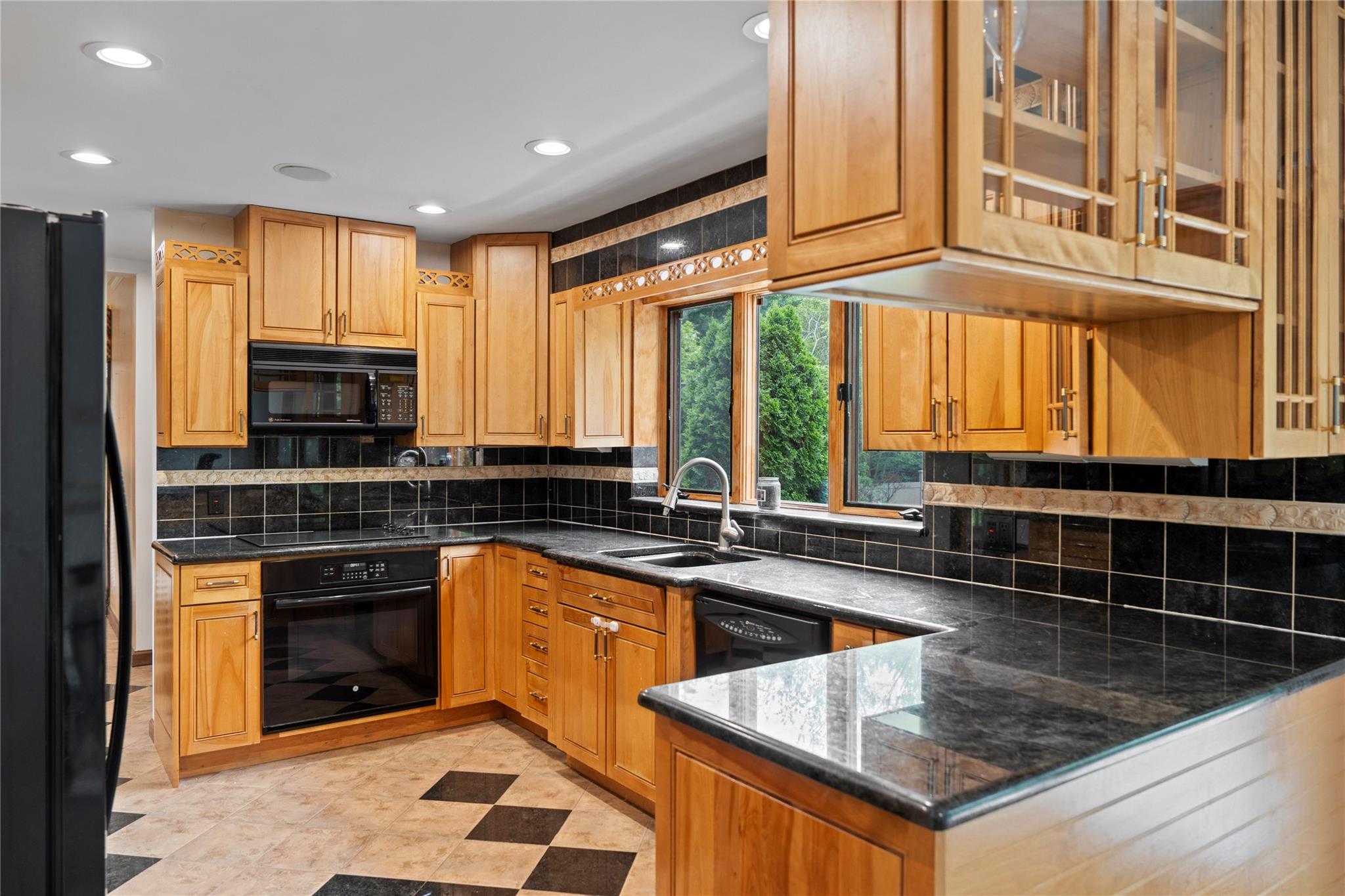 16 Eastland Drive, Glen Cove, NY 11542