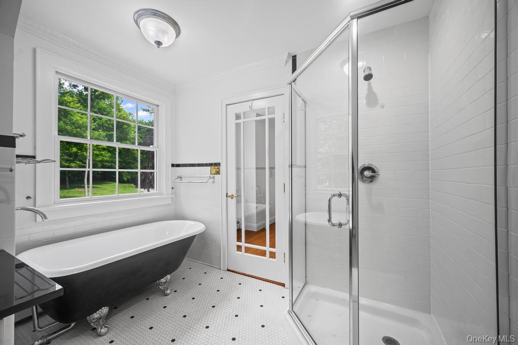 22 Brookville Road, Muttontown, NY 11545