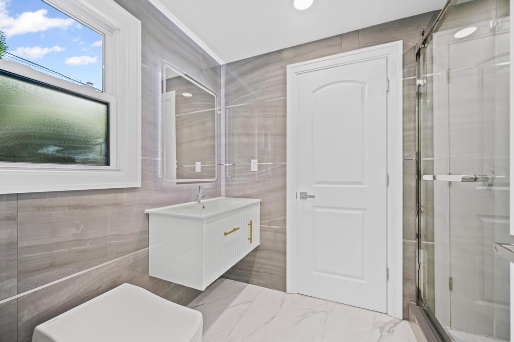 1 Saratoga Street, Lido Beach, NY 11561