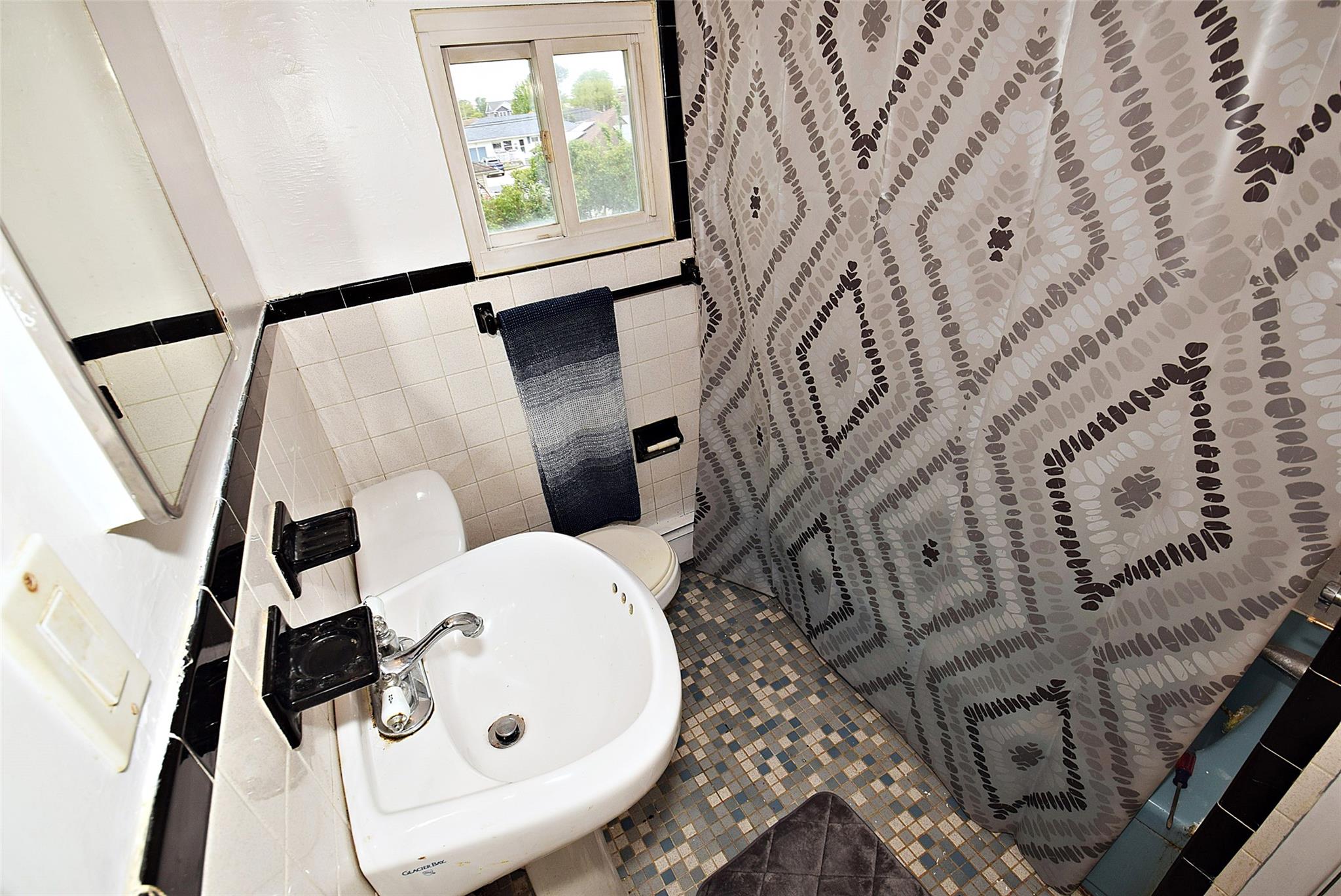 940 N Erie Avenue, Lindenhurst, NY 11757