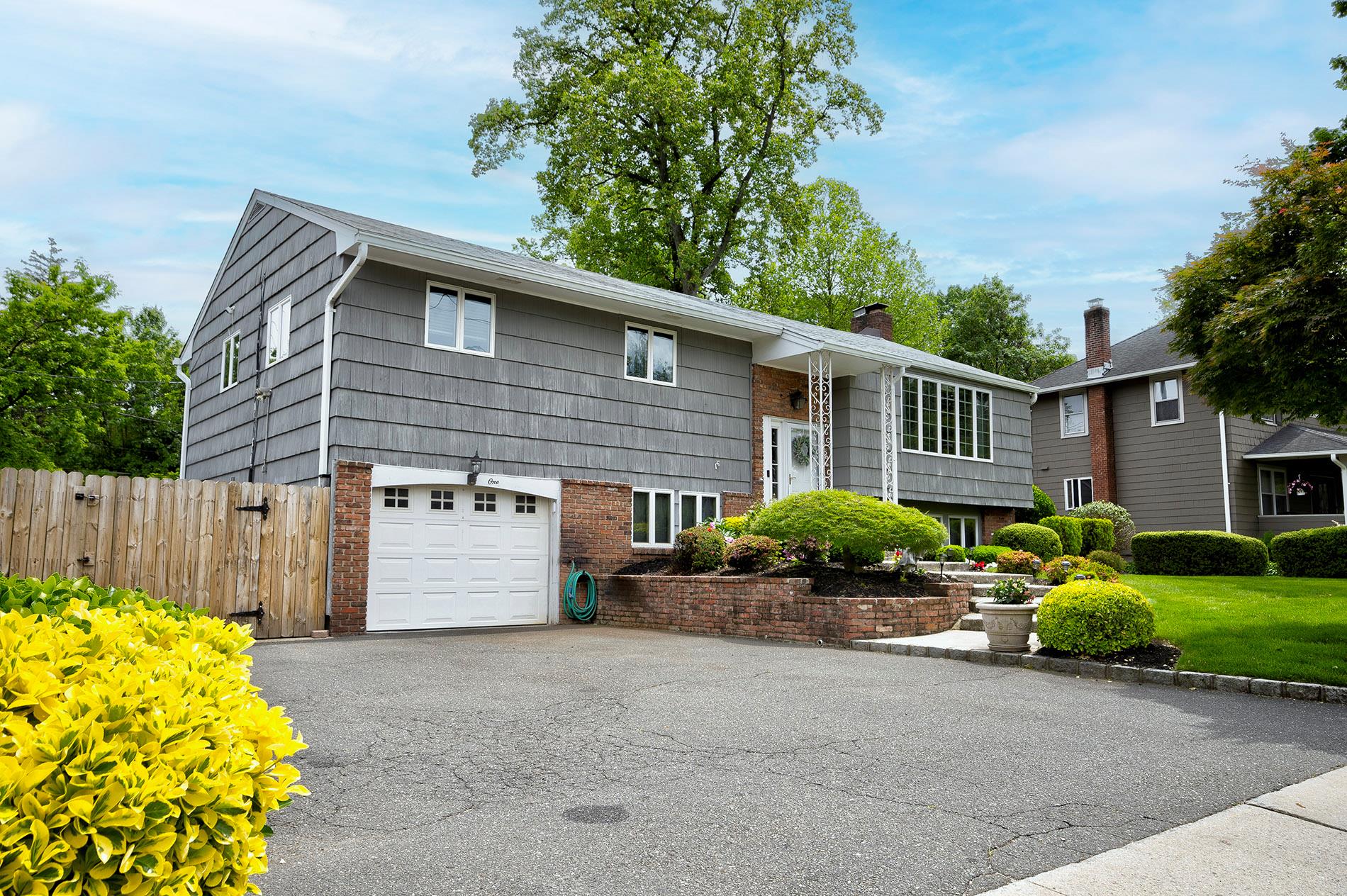 1 Glen Lane, Glenwood Landing, NY 11547