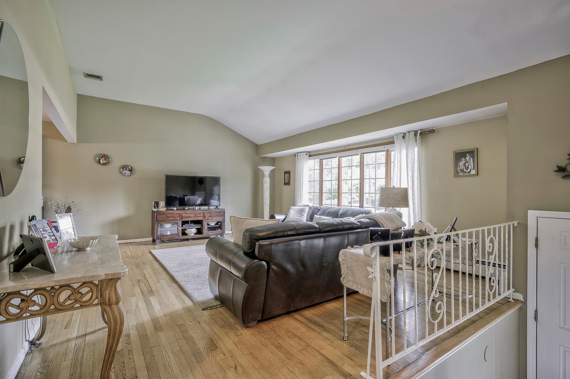 1 Glen Lane, Glenwood Landing, NY 11547