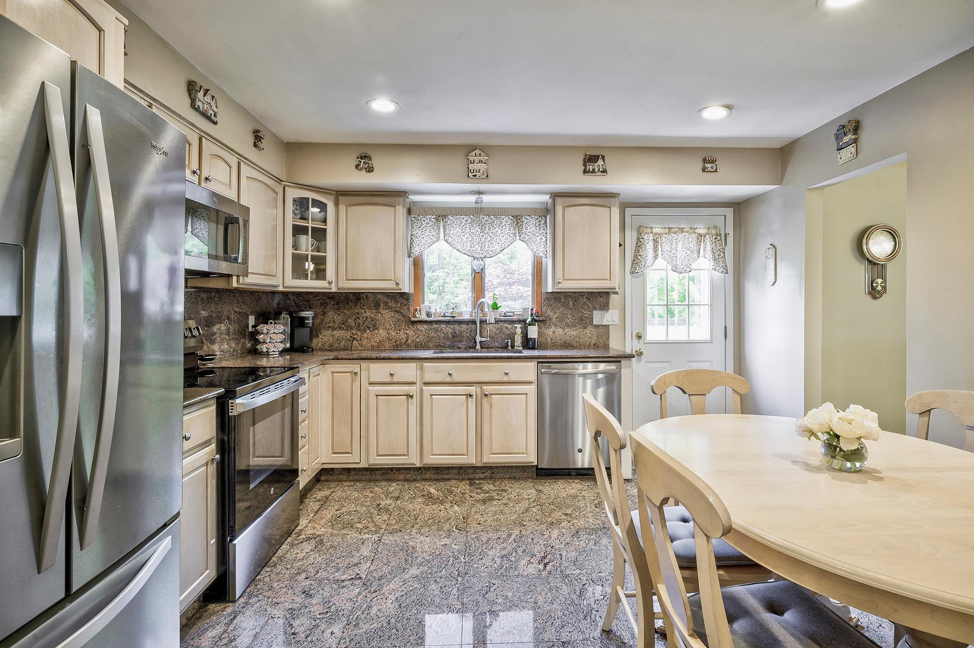 1 Glen Lane, Glenwood Landing, NY 11547