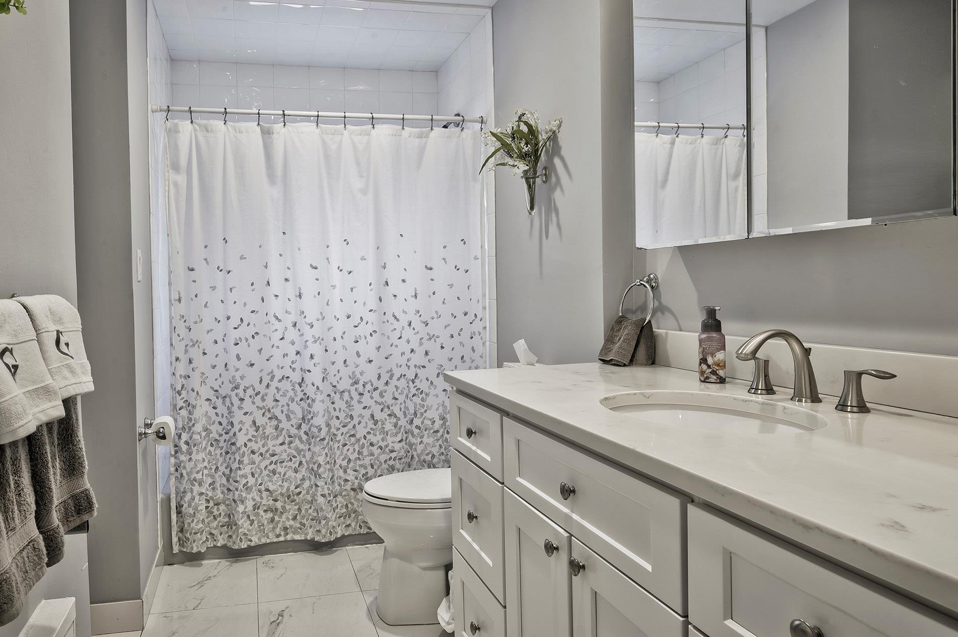 1 Glen Lane, Glenwood Landing, NY 11547