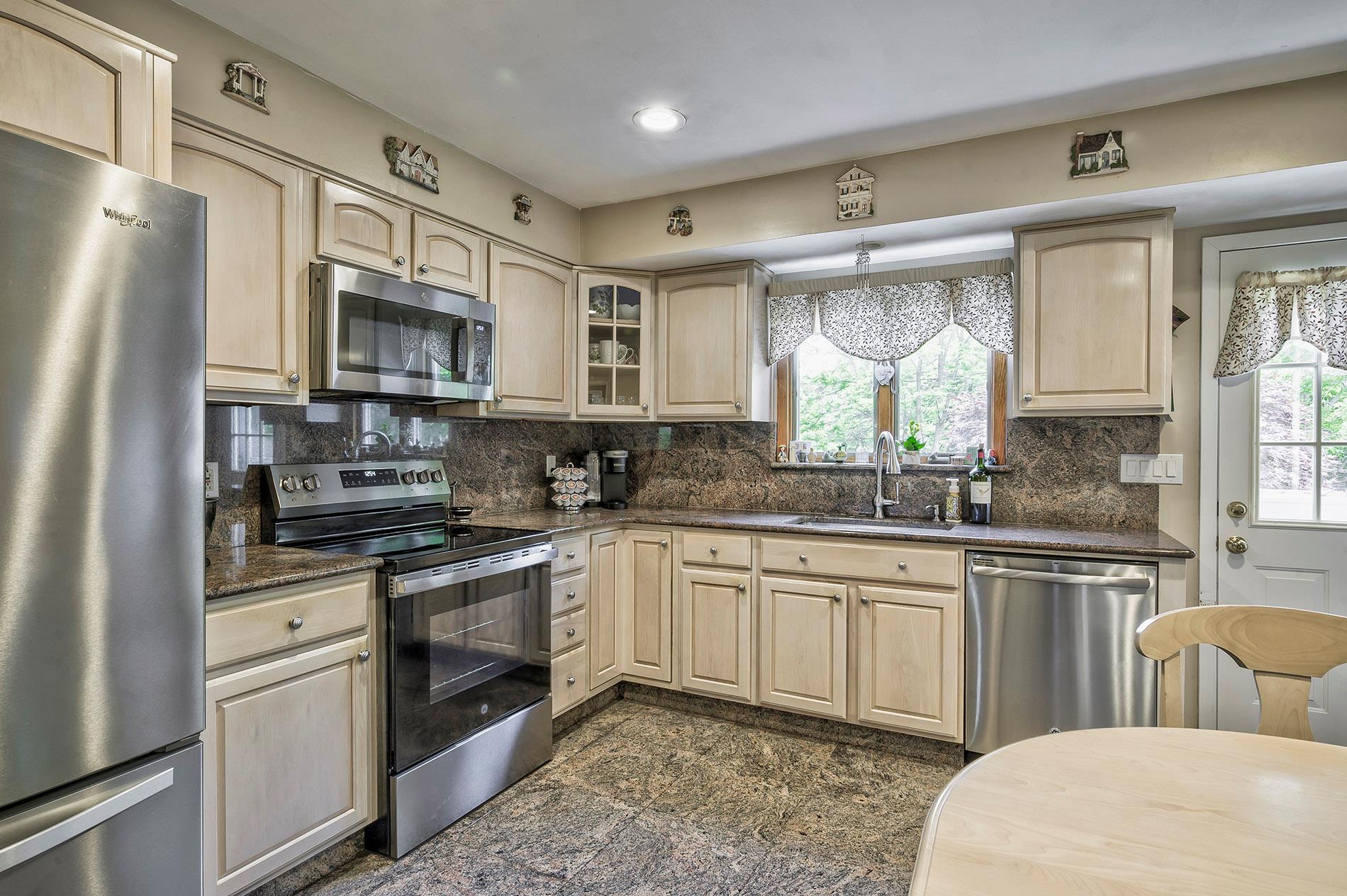 1 Glen Lane, Glenwood Landing, NY 11547