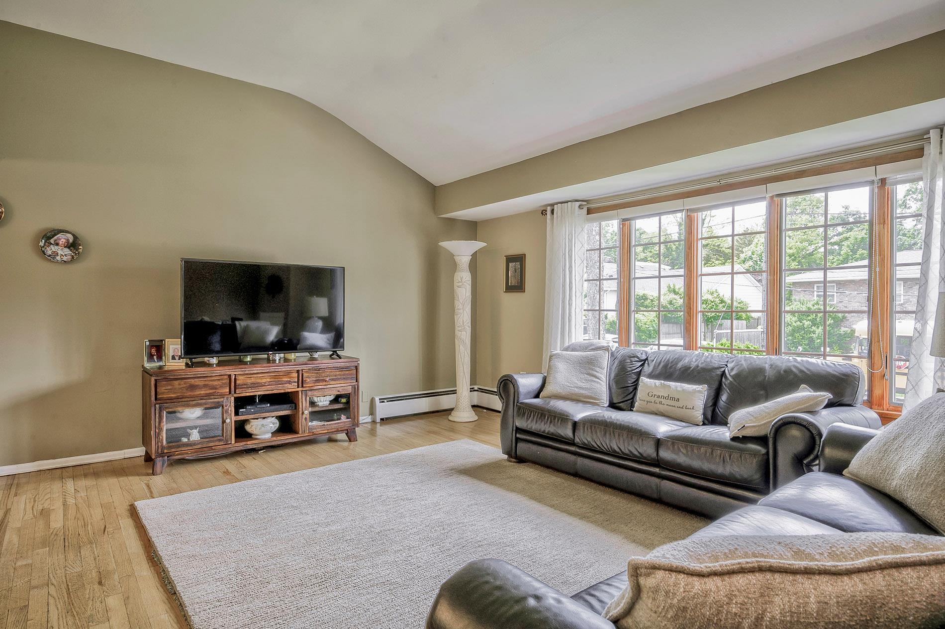 1 Glen Lane, Glenwood Landing, NY 11547