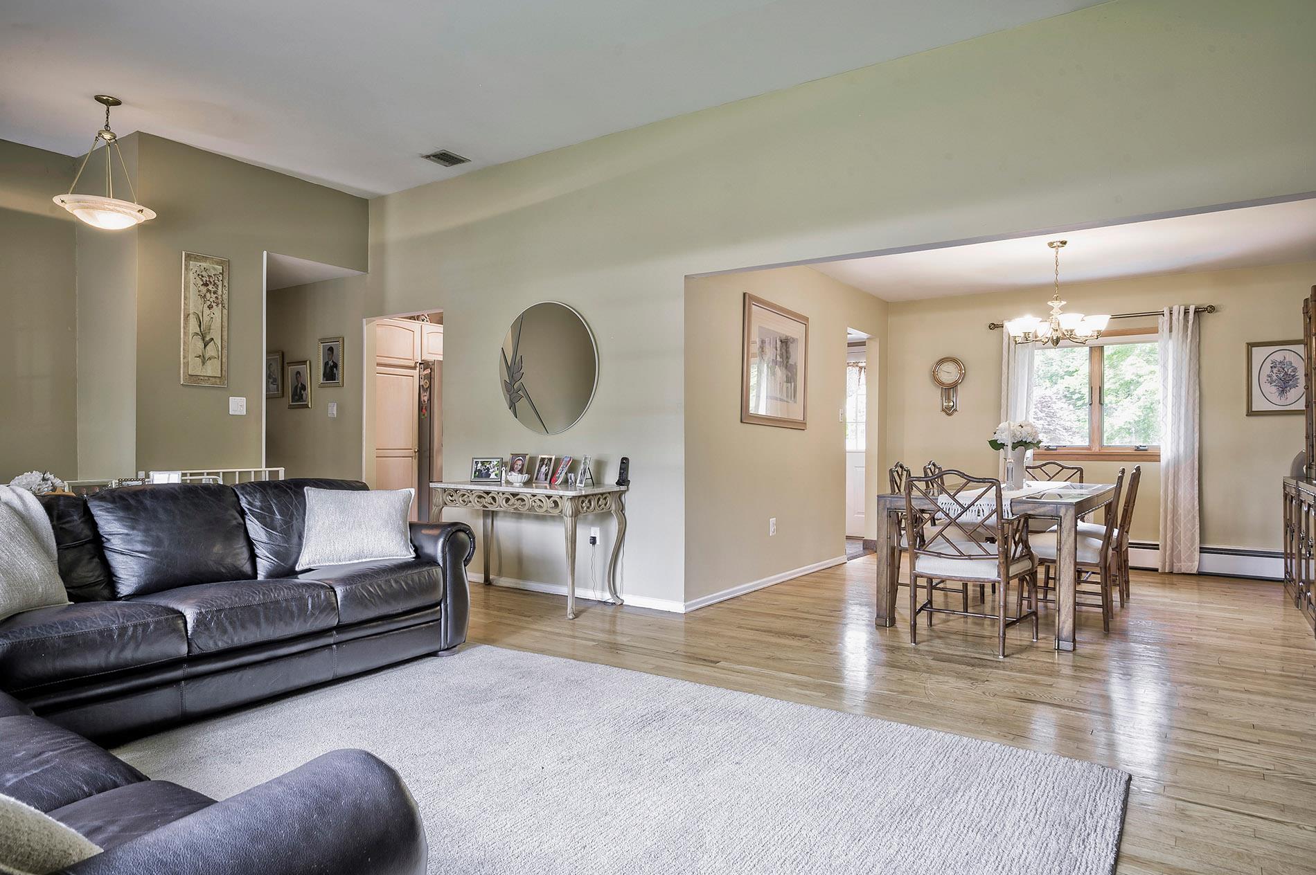 1 Glen Lane, Glenwood Landing, NY 11547