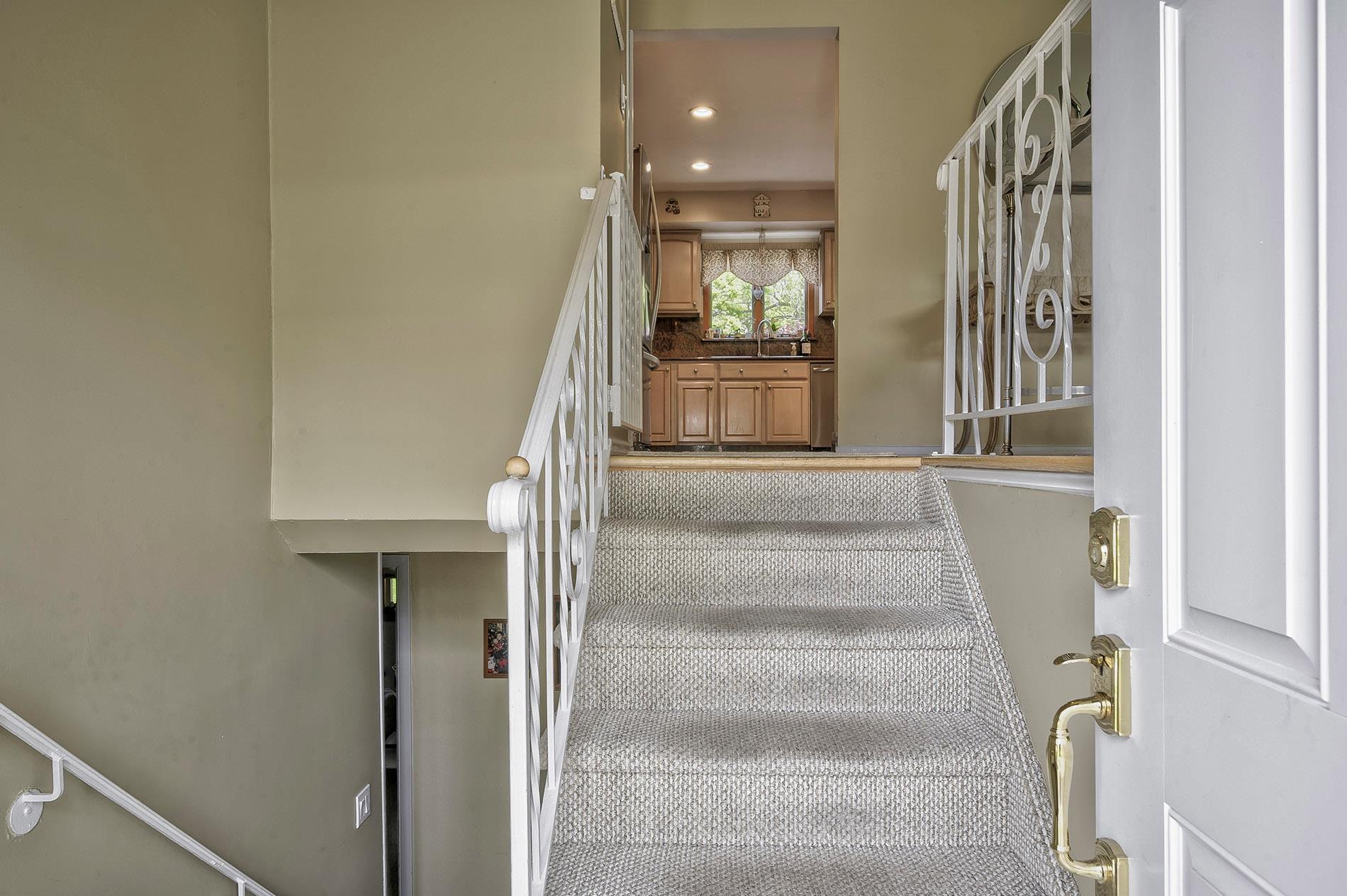 1 Glen Lane, Glenwood Landing, NY 11547