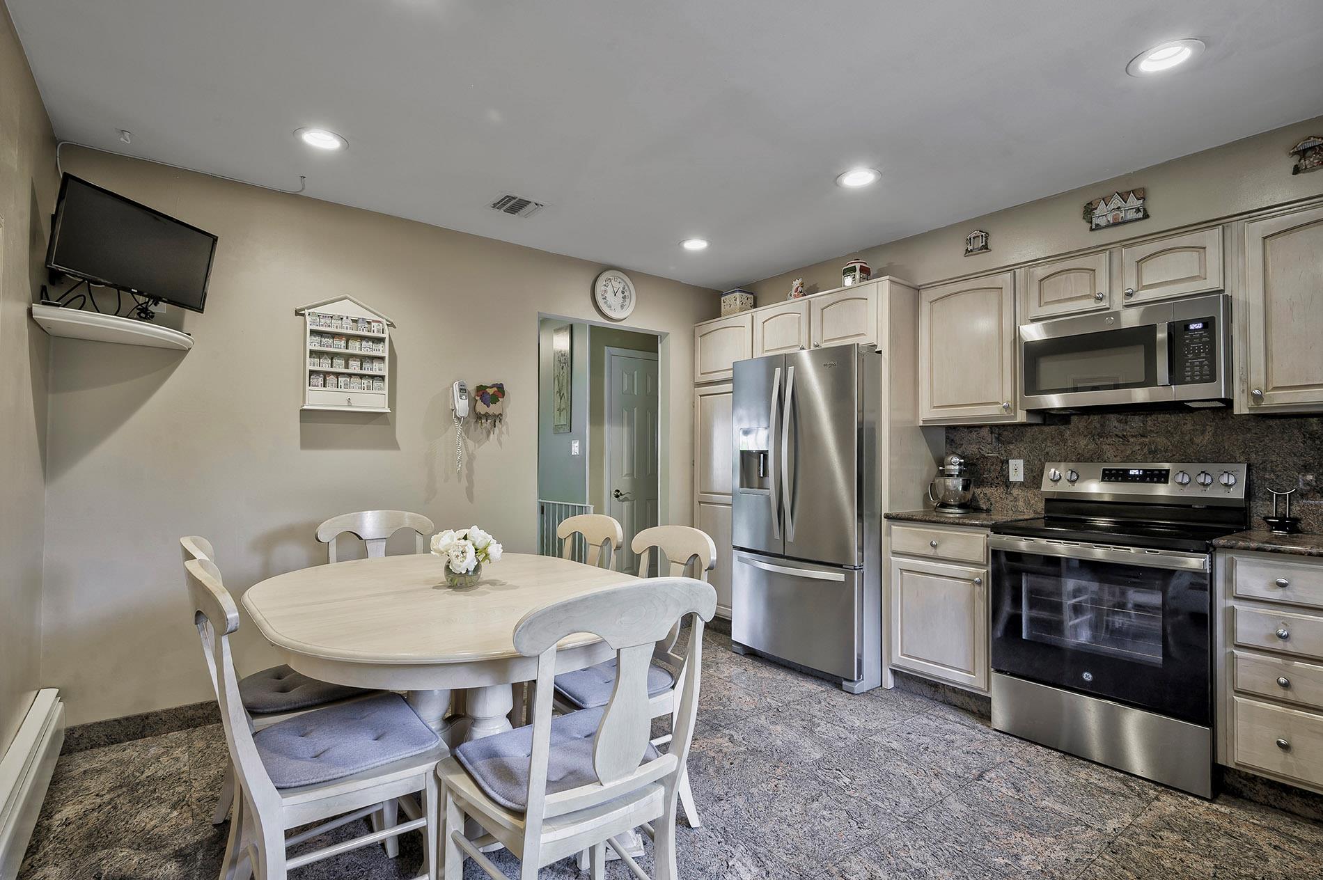 1 Glen Lane, Glenwood Landing, NY 11547