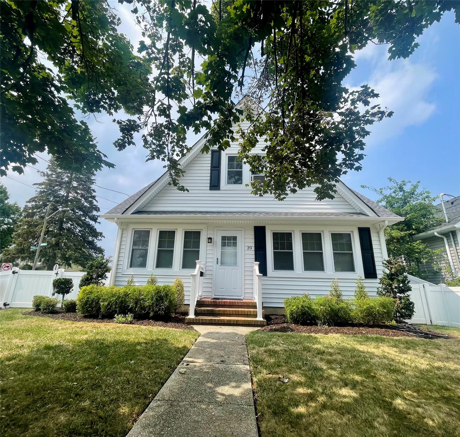 39 Fountain Street, Hicksville, NY 11801