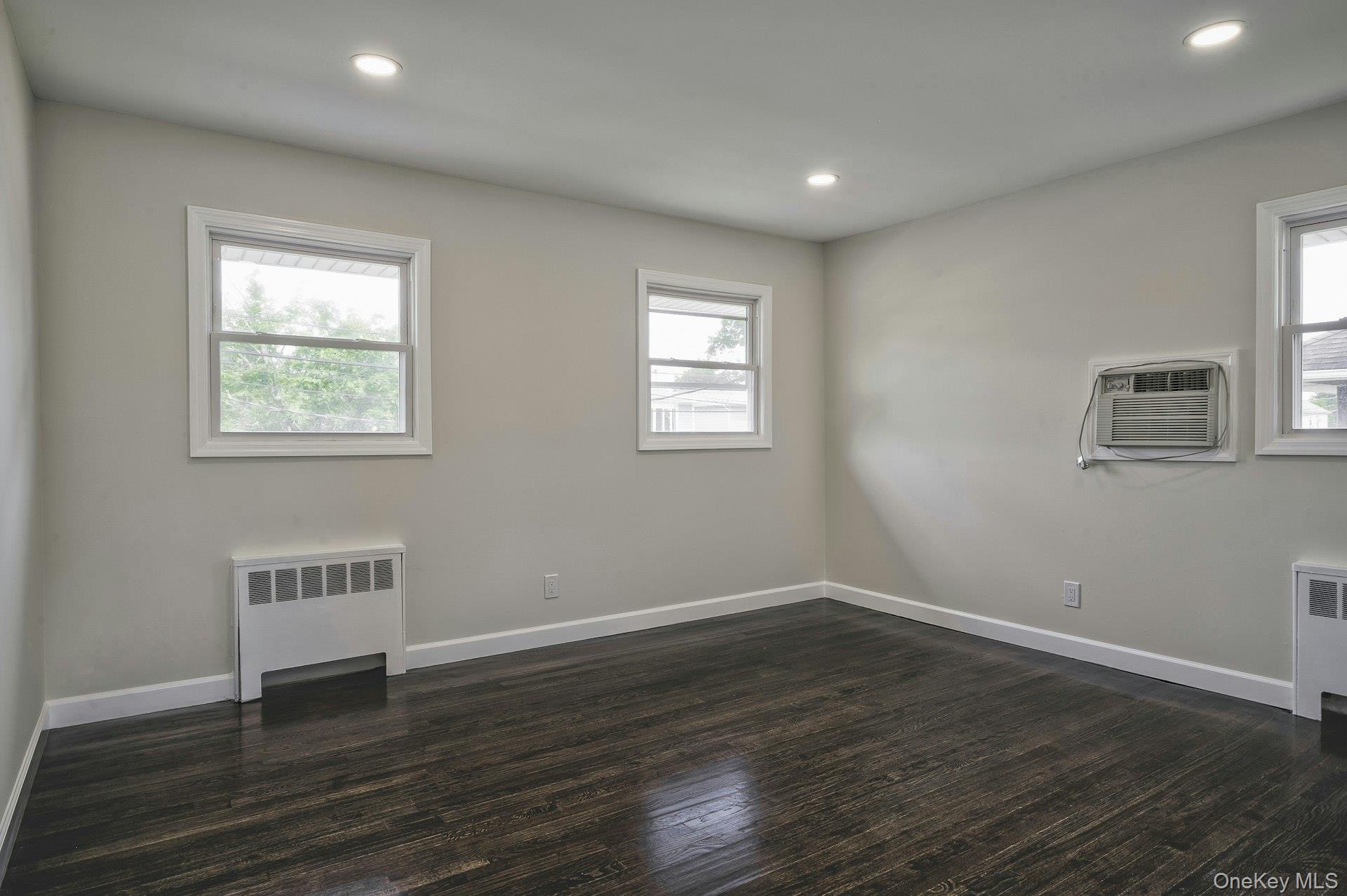 646 Evelyn Ave Avenue, East Meadow, NY 11554