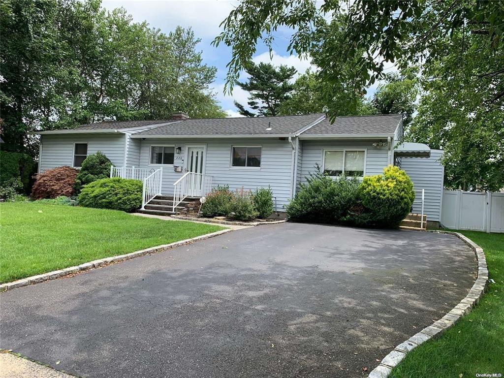 220 Central Park Road, Plainview, NY 11803
