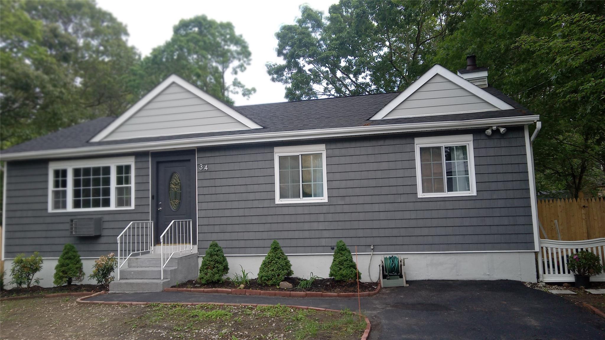 34 Park Lane, Medford, NY 11763