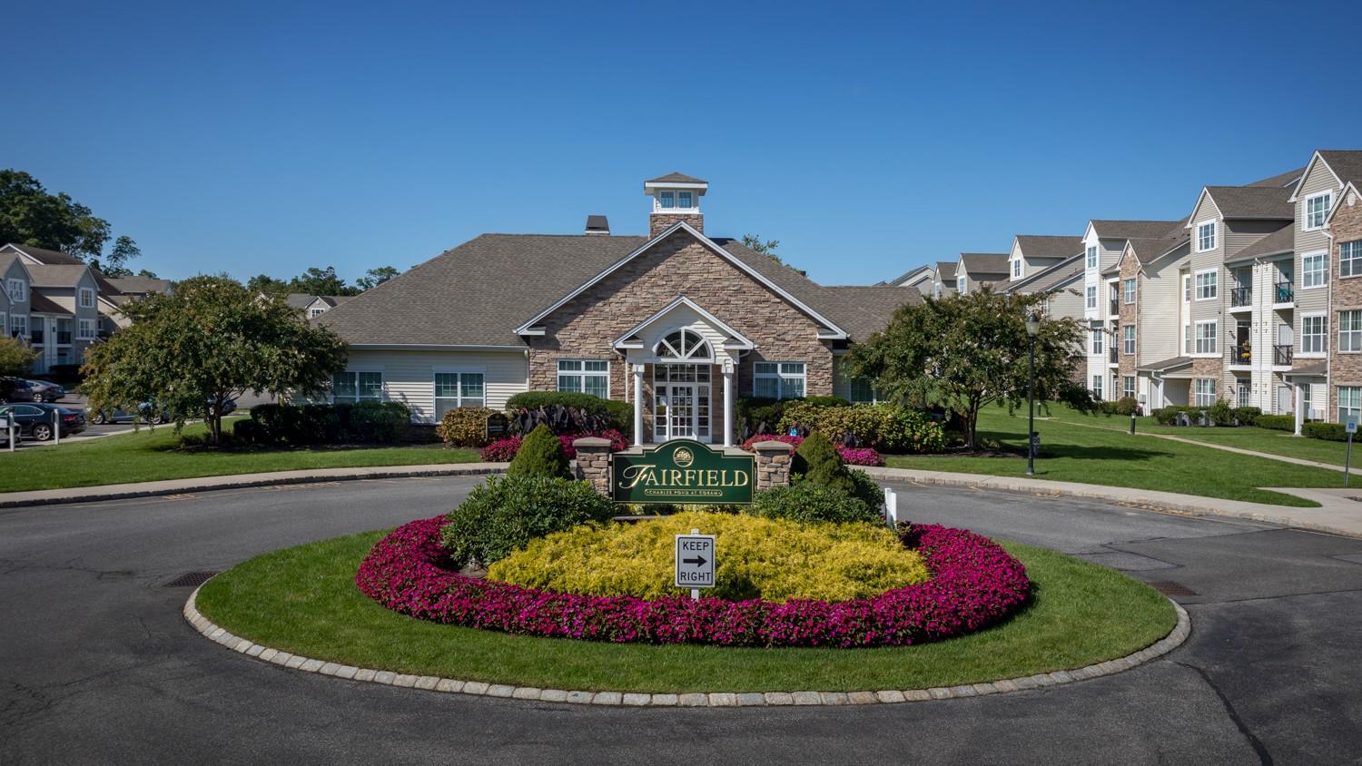 1 Charles Pond Drive # 08-813, Coram, NY 11727