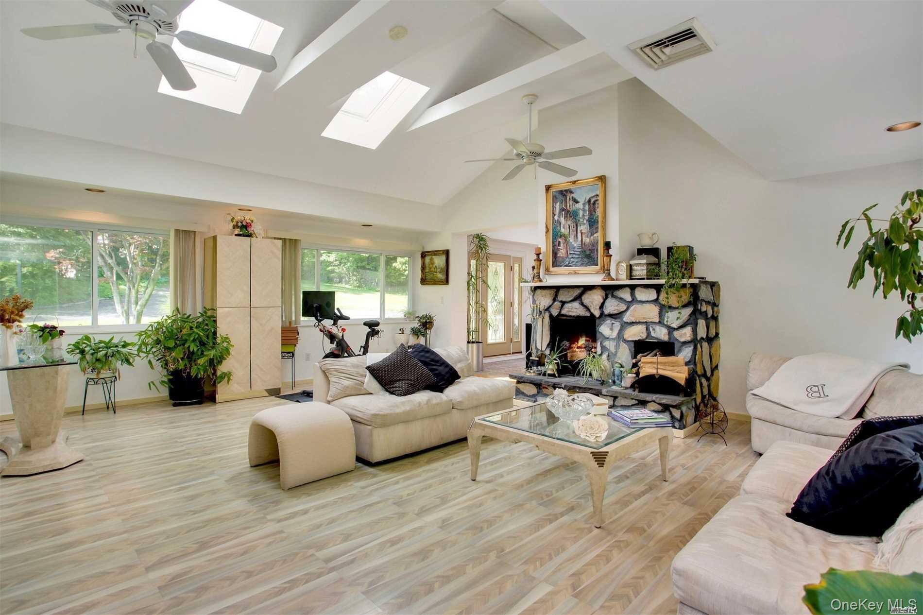 1530 Laurel Hollow Road, Laurel Hollow, NY 11791