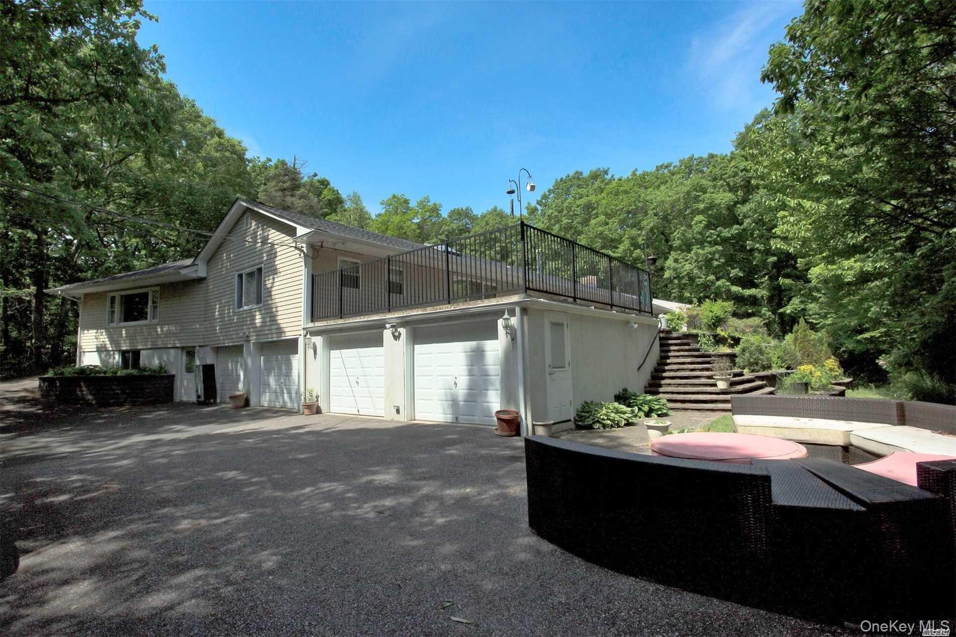 1530 Laurel Hollow Road, Laurel Hollow, NY 11791