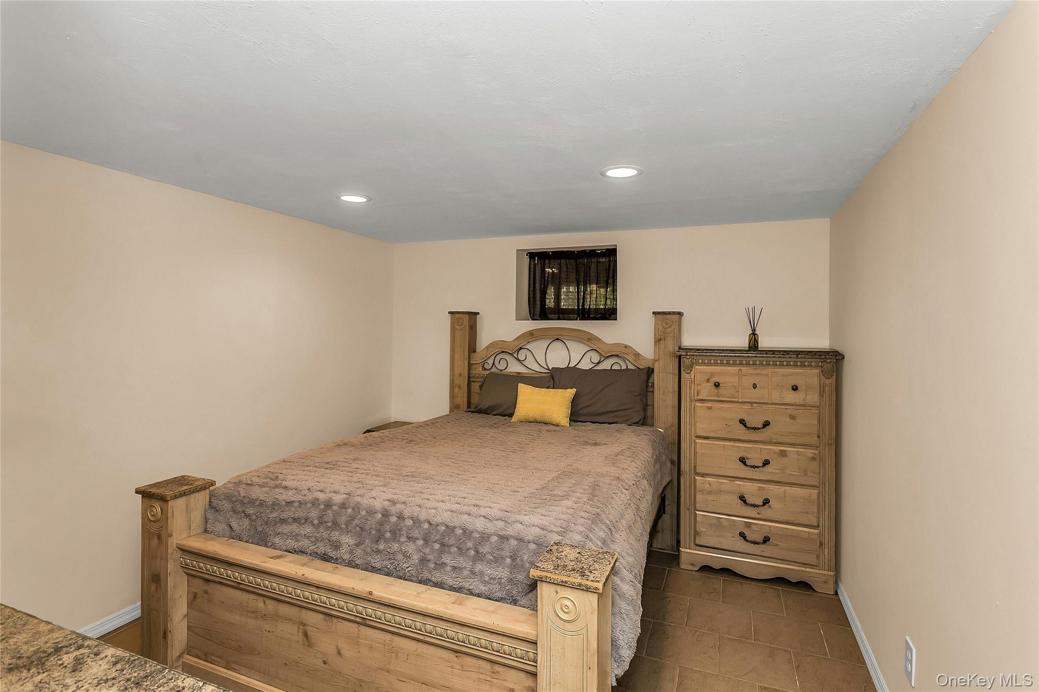 16 Abbey Lane, East Setauket, NY 11733