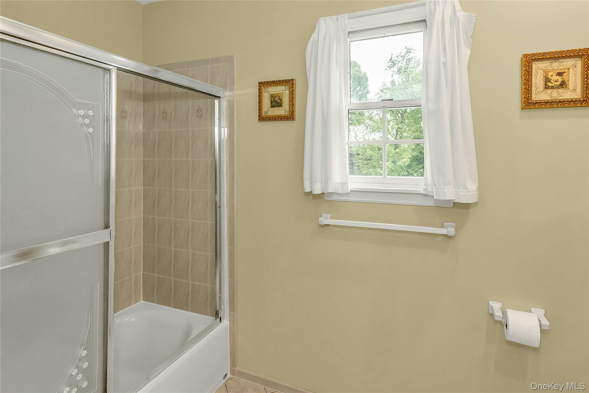 16 Abbey Lane, East Setauket, NY 11733