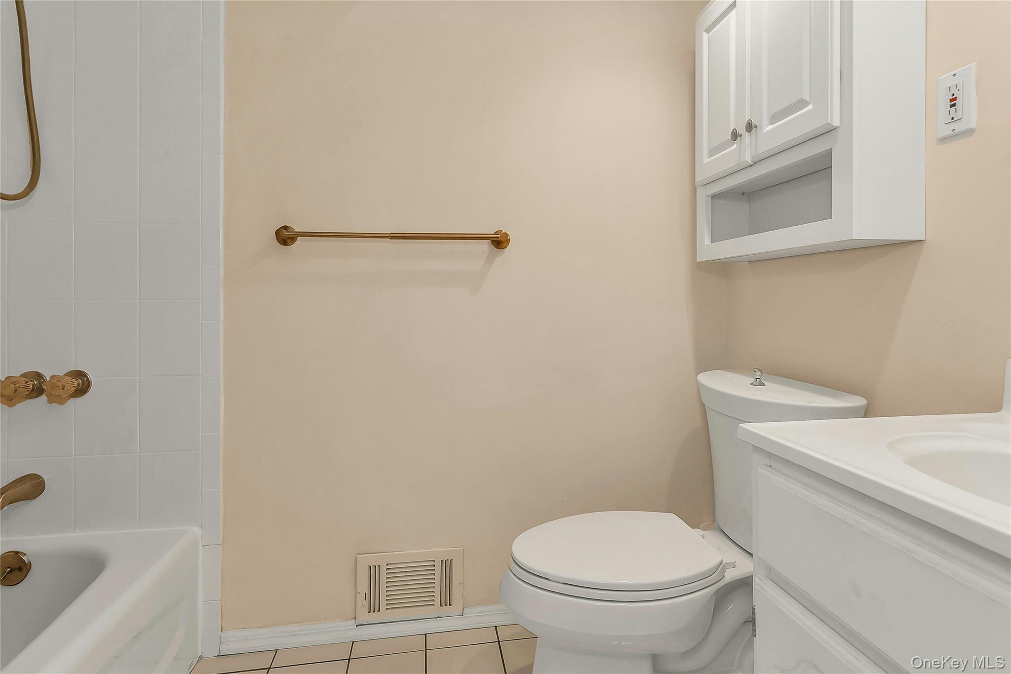 16 Abbey Lane, East Setauket, NY 11733