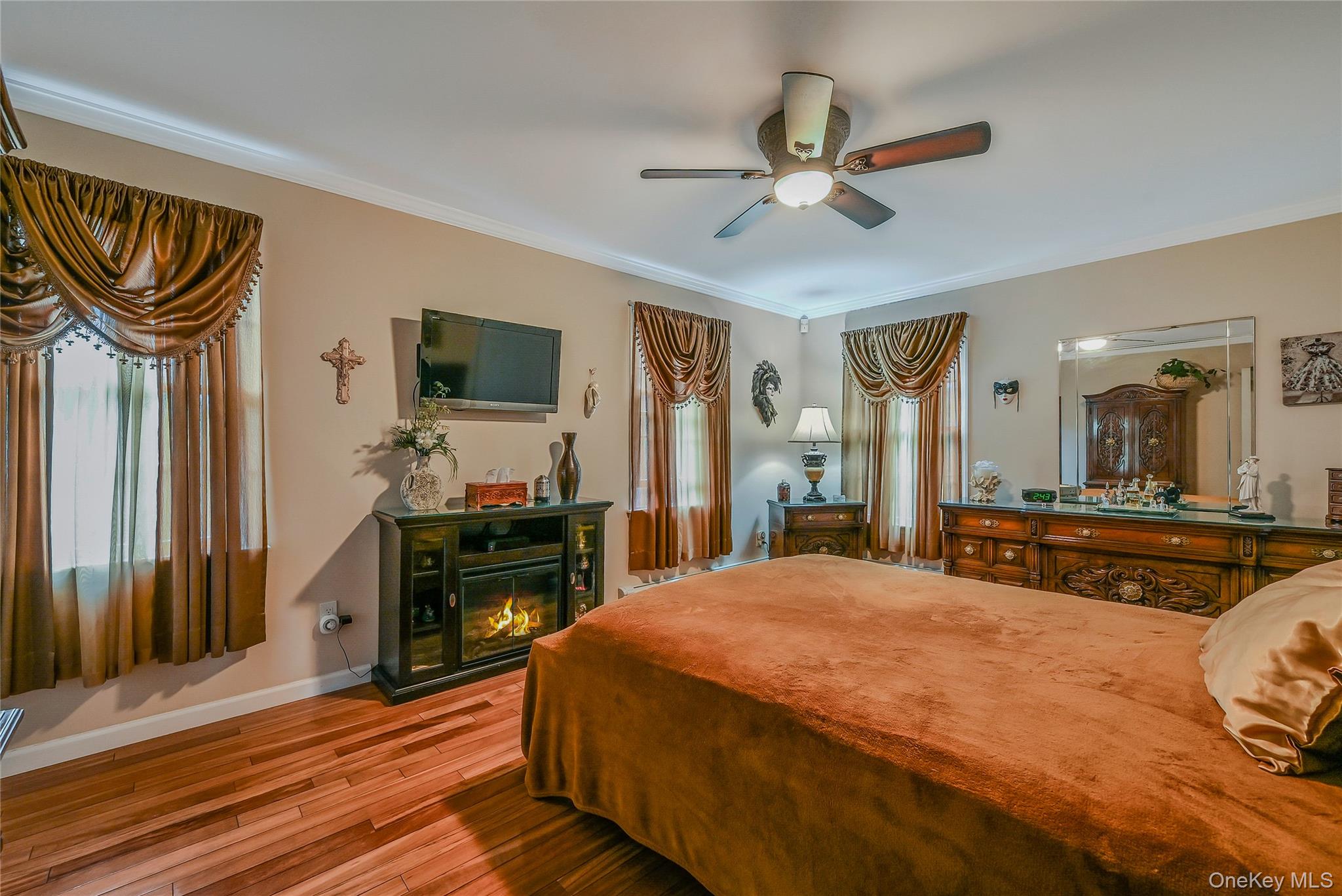 16 Abbey Lane, East Setauket, NY 11733