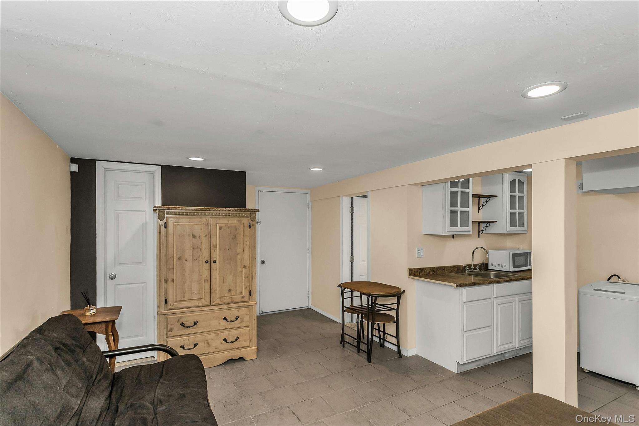 16 Abbey Lane, East Setauket, NY 11733