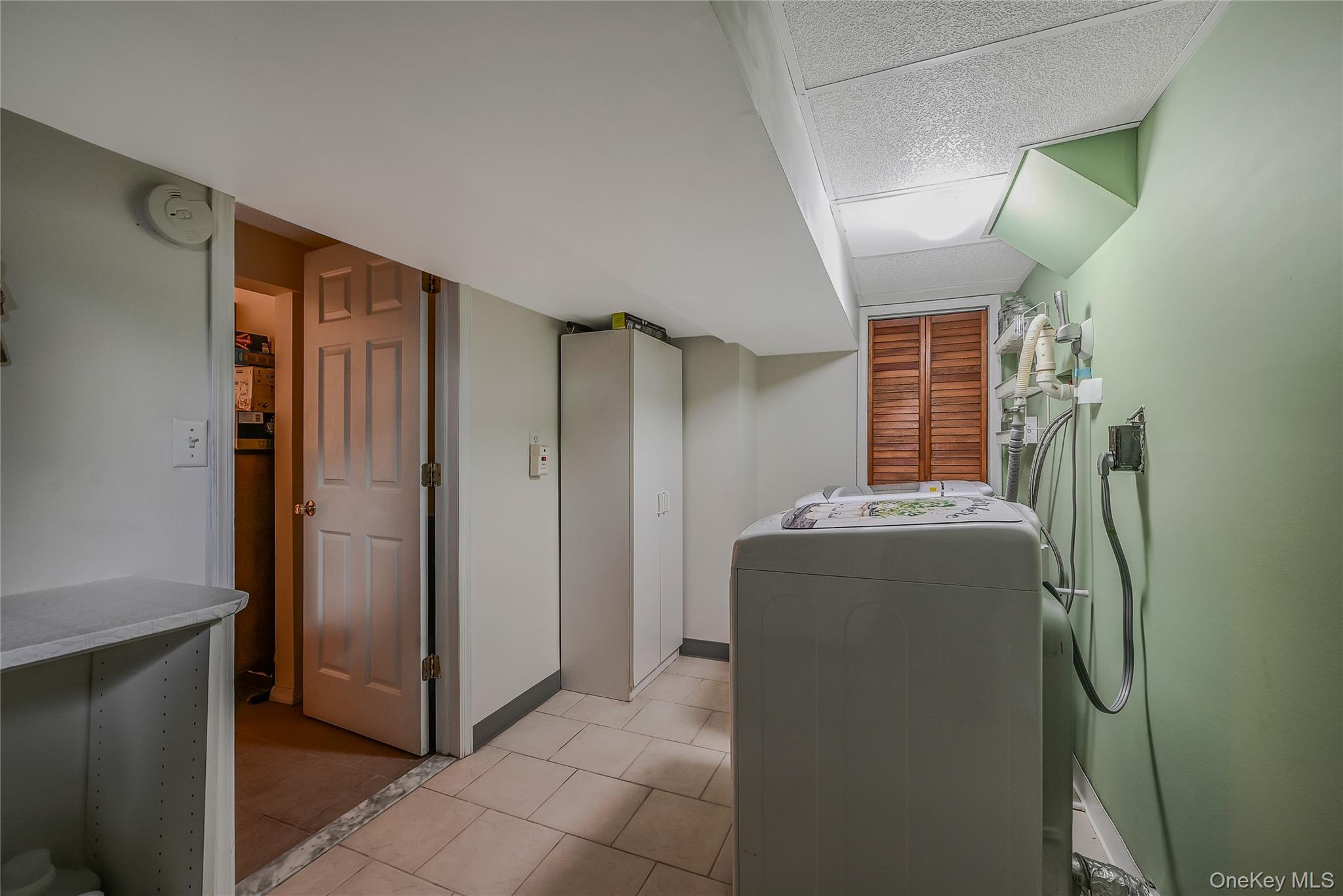 16 Abbey Lane, East Setauket, NY 11733