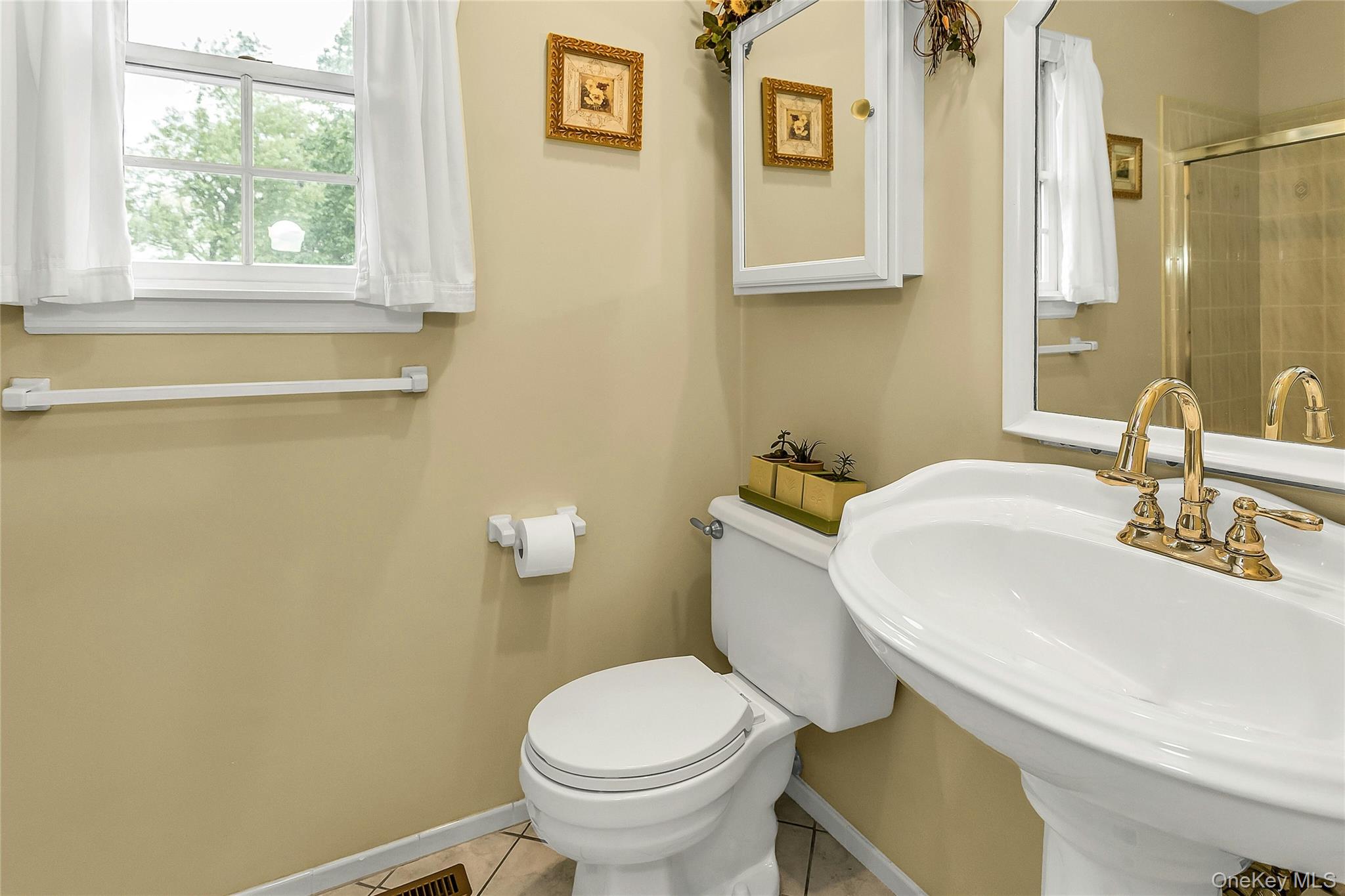 16 Abbey Lane, East Setauket, NY 11733