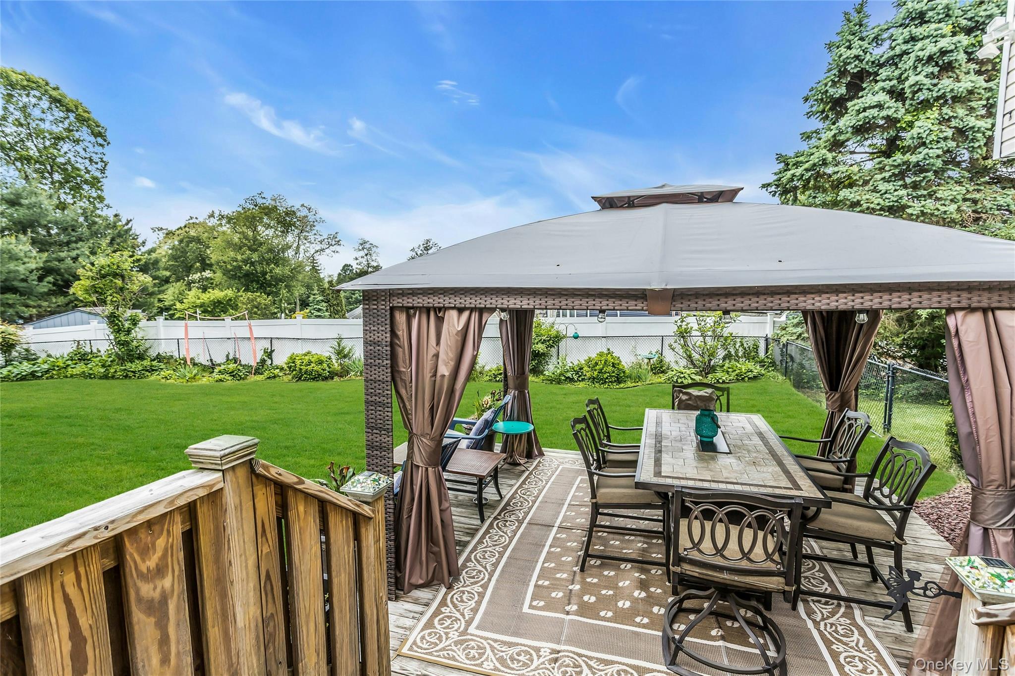 16 Abbey Lane, East Setauket, NY 11733