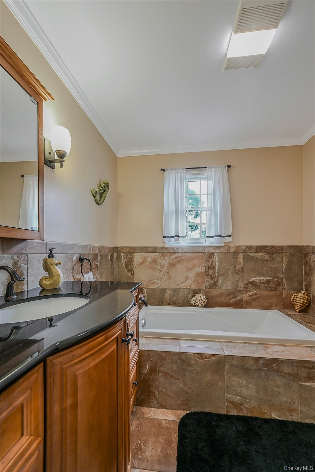 16 Abbey Lane, East Setauket, NY 11733