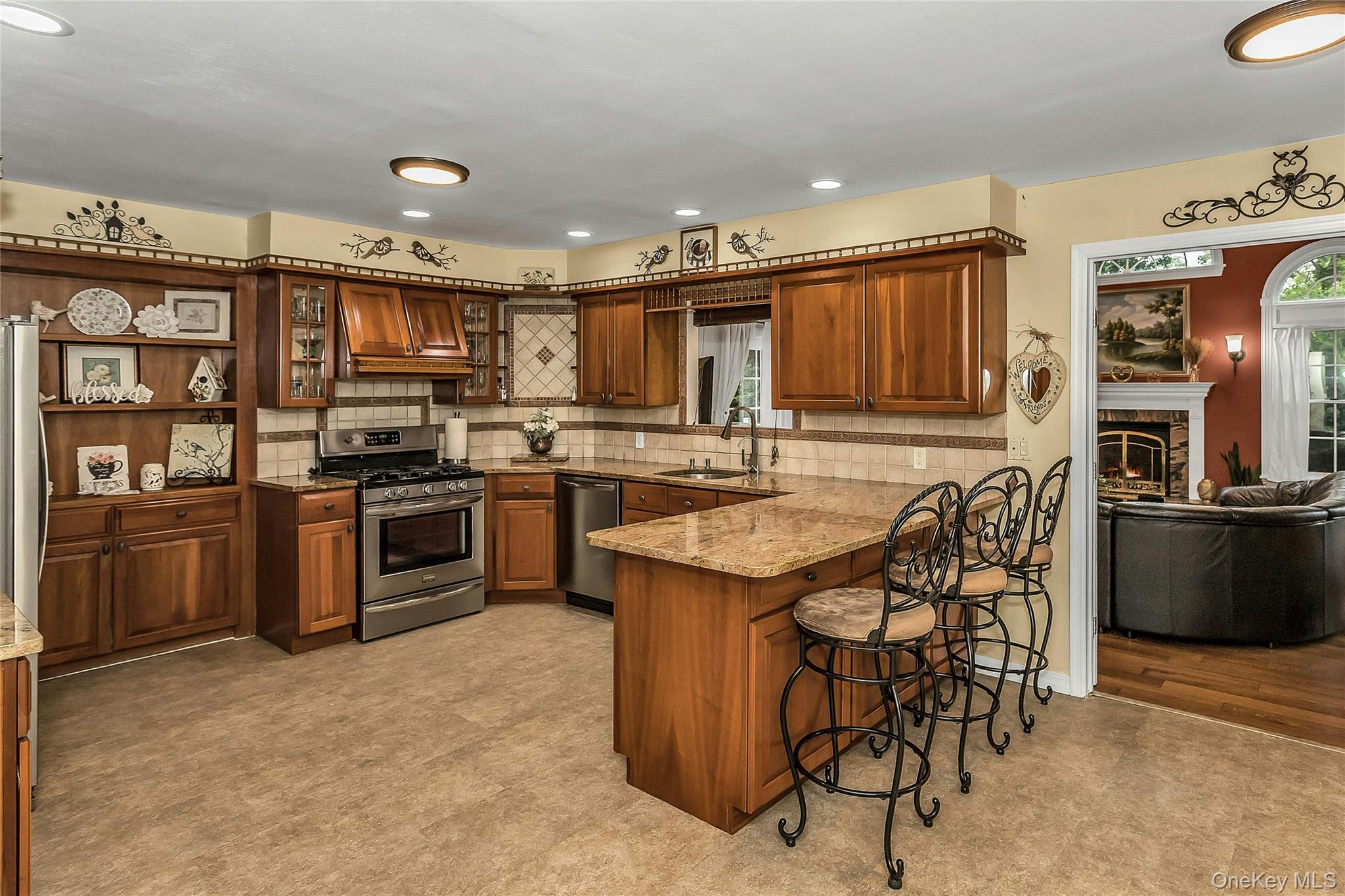 16 Abbey Lane, East Setauket, NY 11733