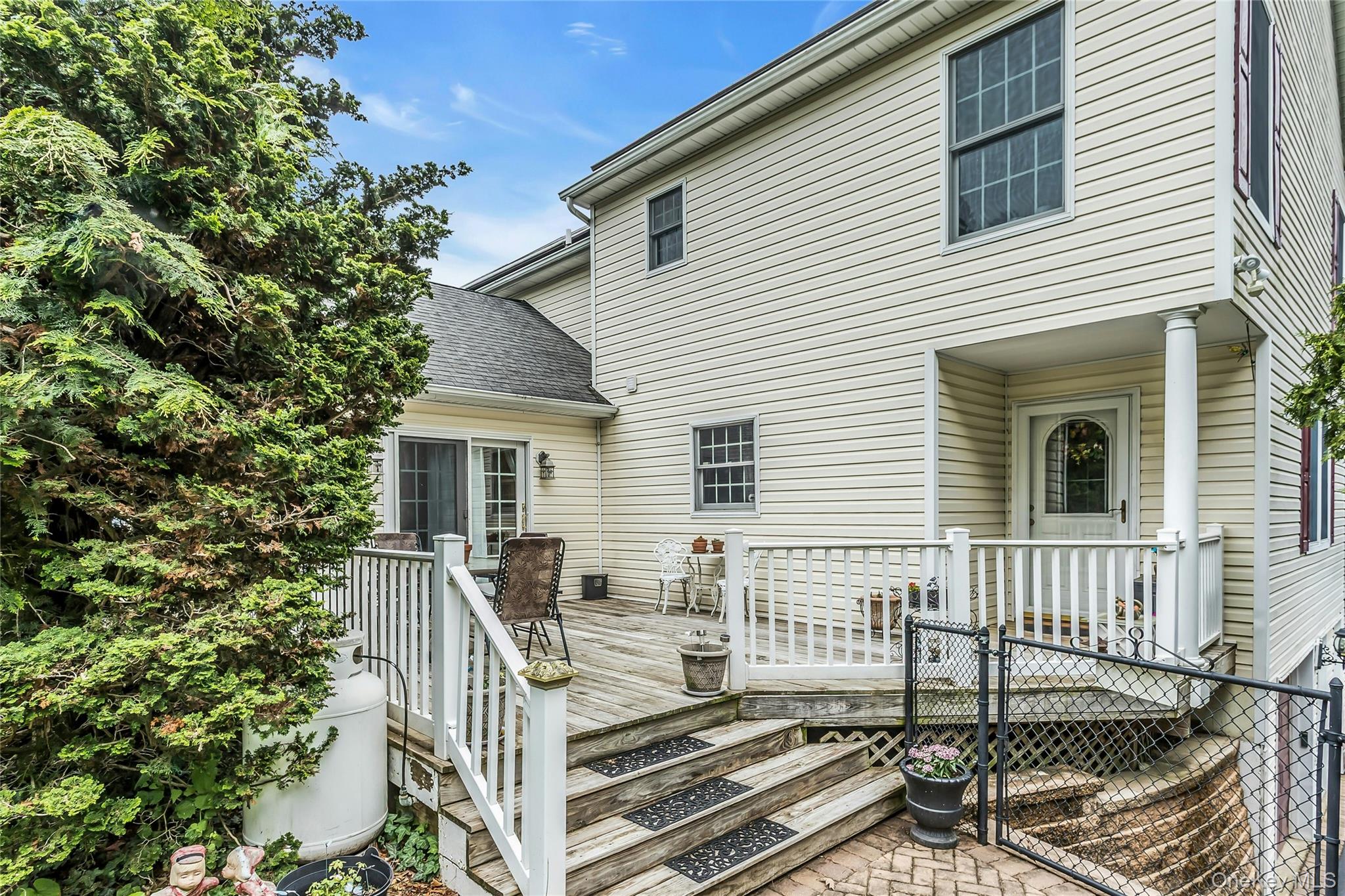 16 Abbey Lane, East Setauket, NY 11733