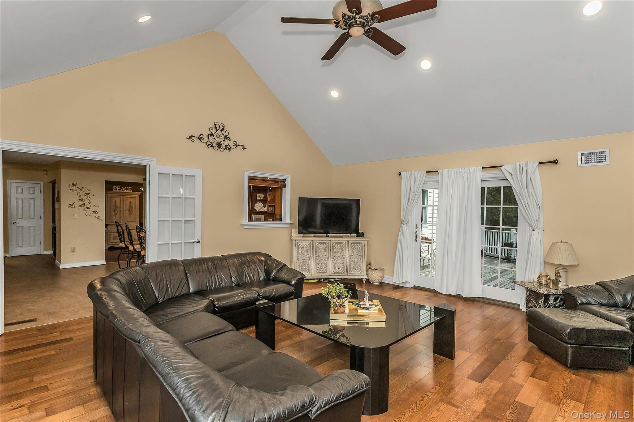 16 Abbey Lane, East Setauket, NY 11733