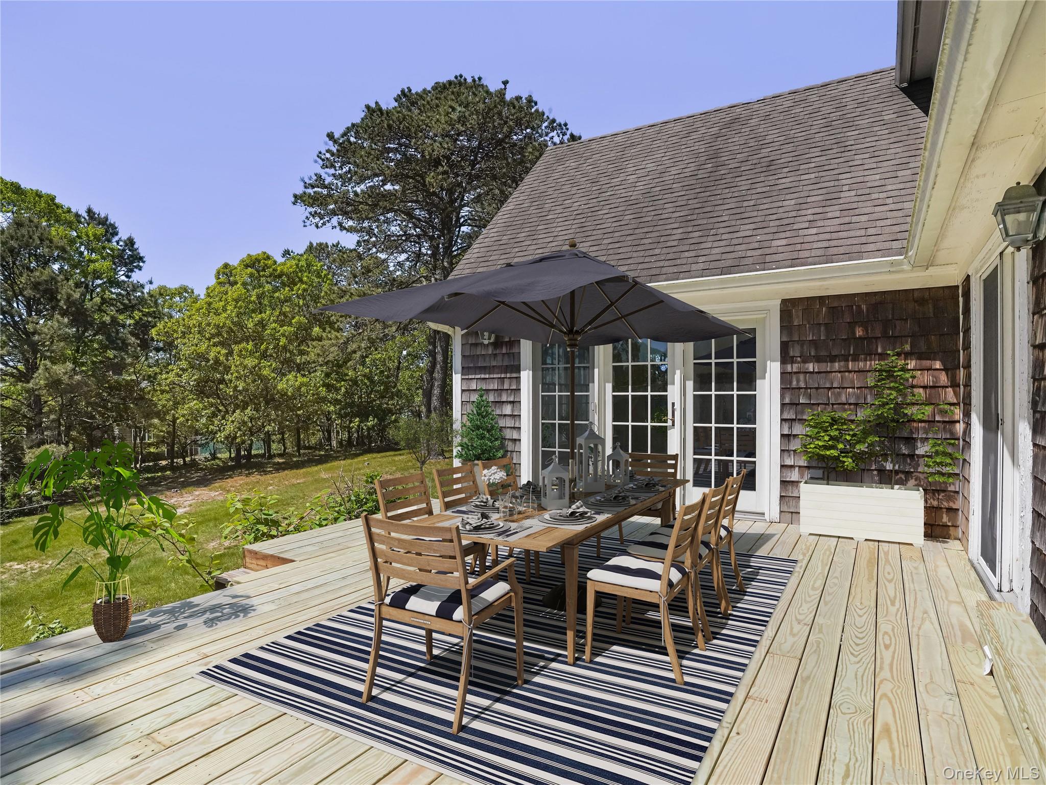 6 Huckleberry Lane E, Hampton Bays, NY 11946