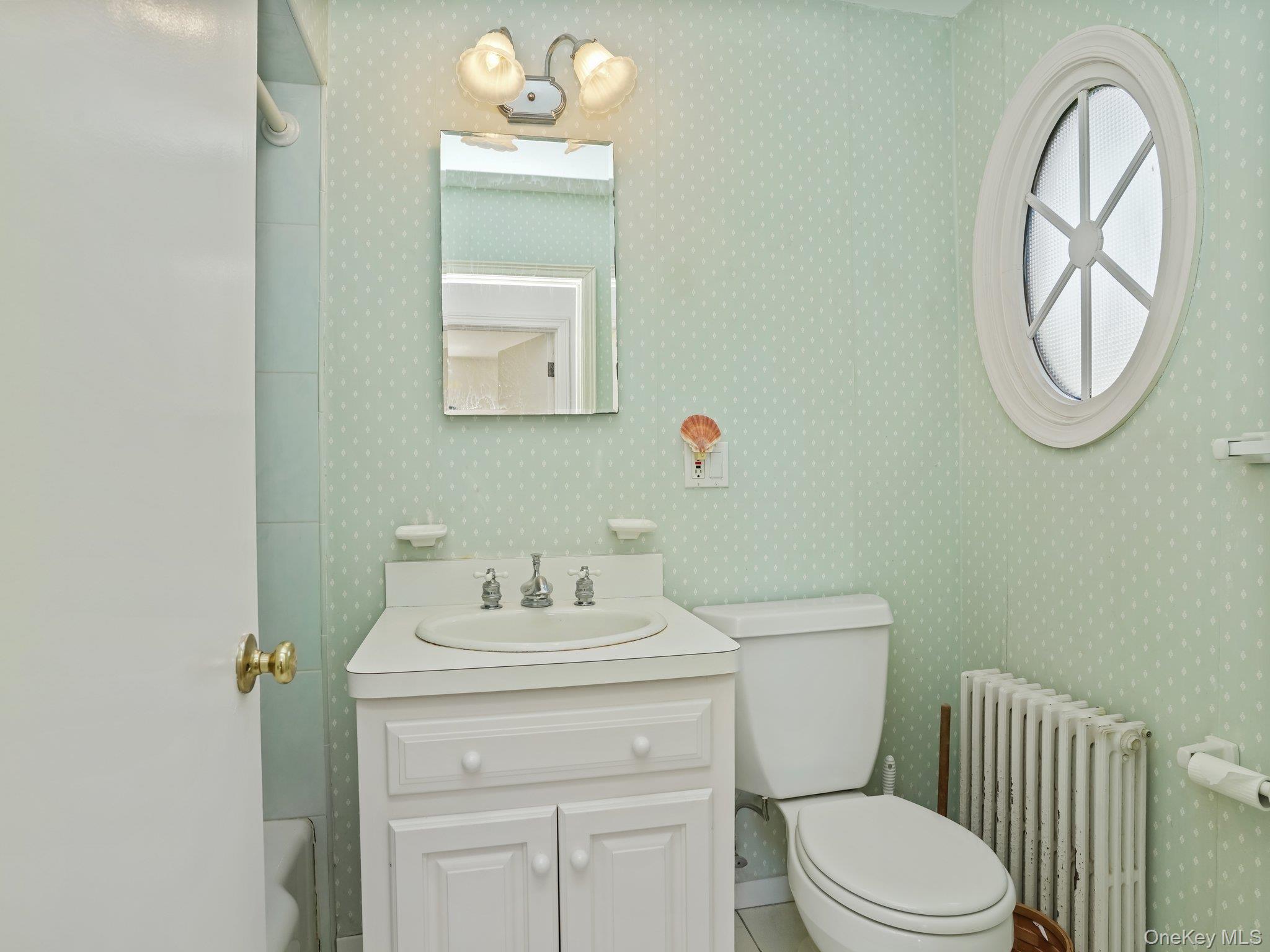 6 Huckleberry Lane E, Hampton Bays, NY 11946