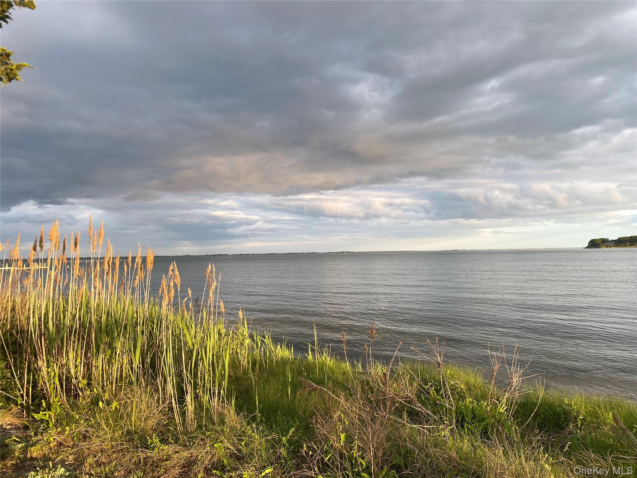 6 Huckleberry Lane E, Hampton Bays, NY 11946