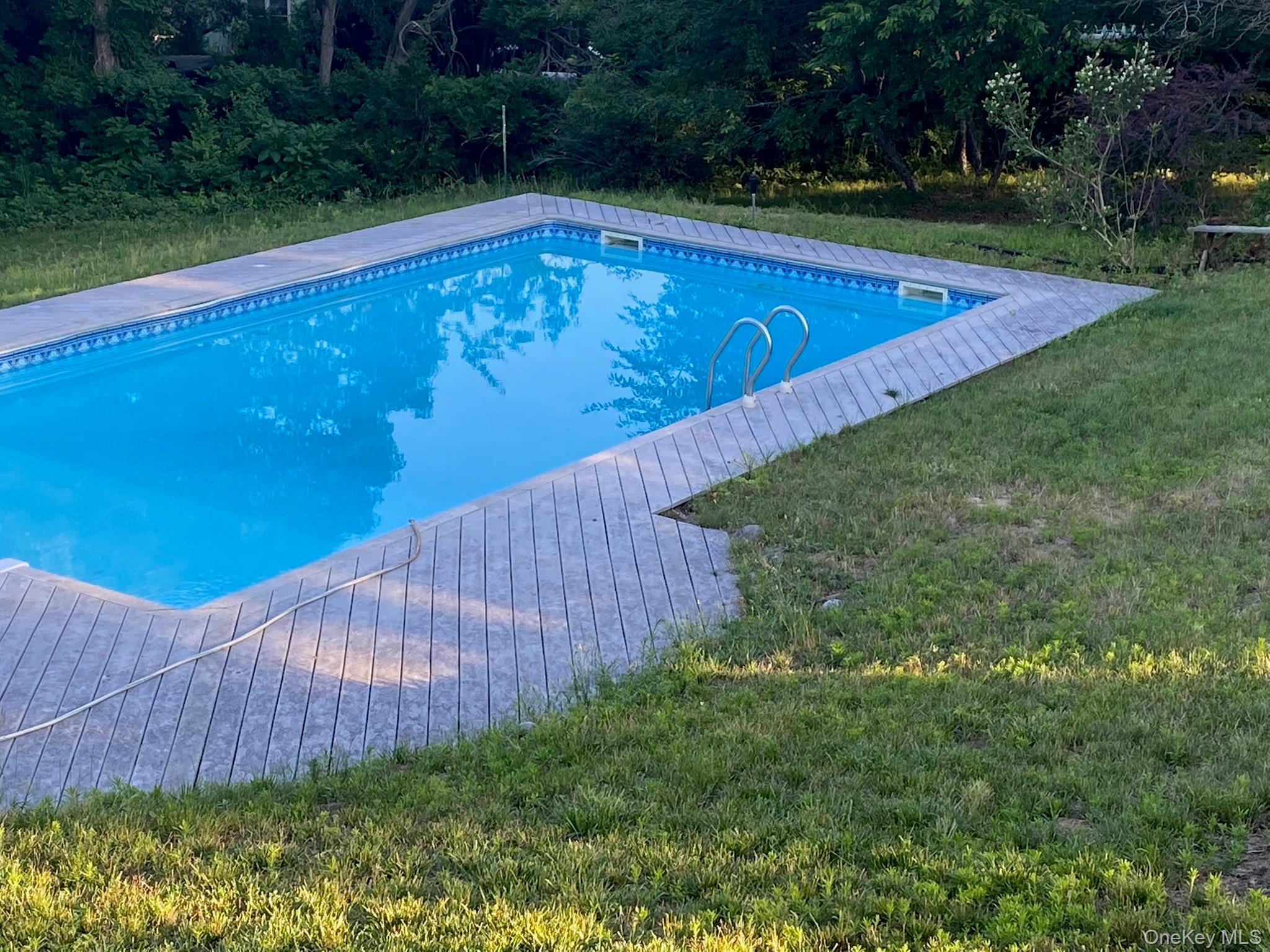 6 Huckleberry Lane E, Hampton Bays, NY 11946