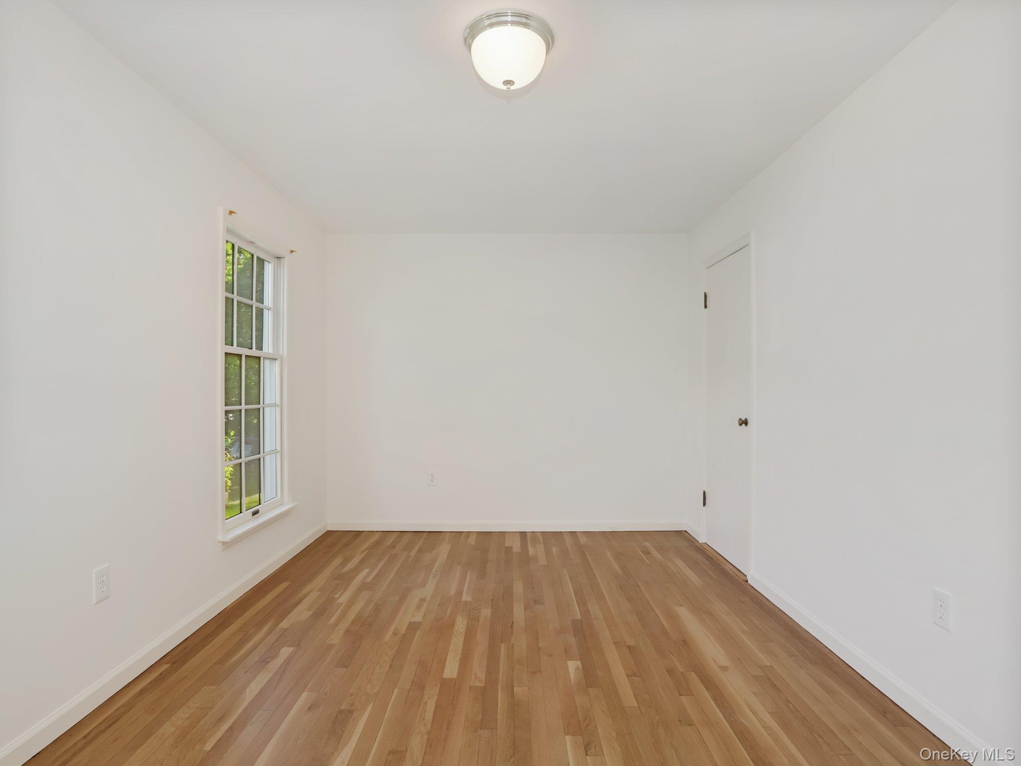 6 Huckleberry Lane E, Hampton Bays, NY 11946