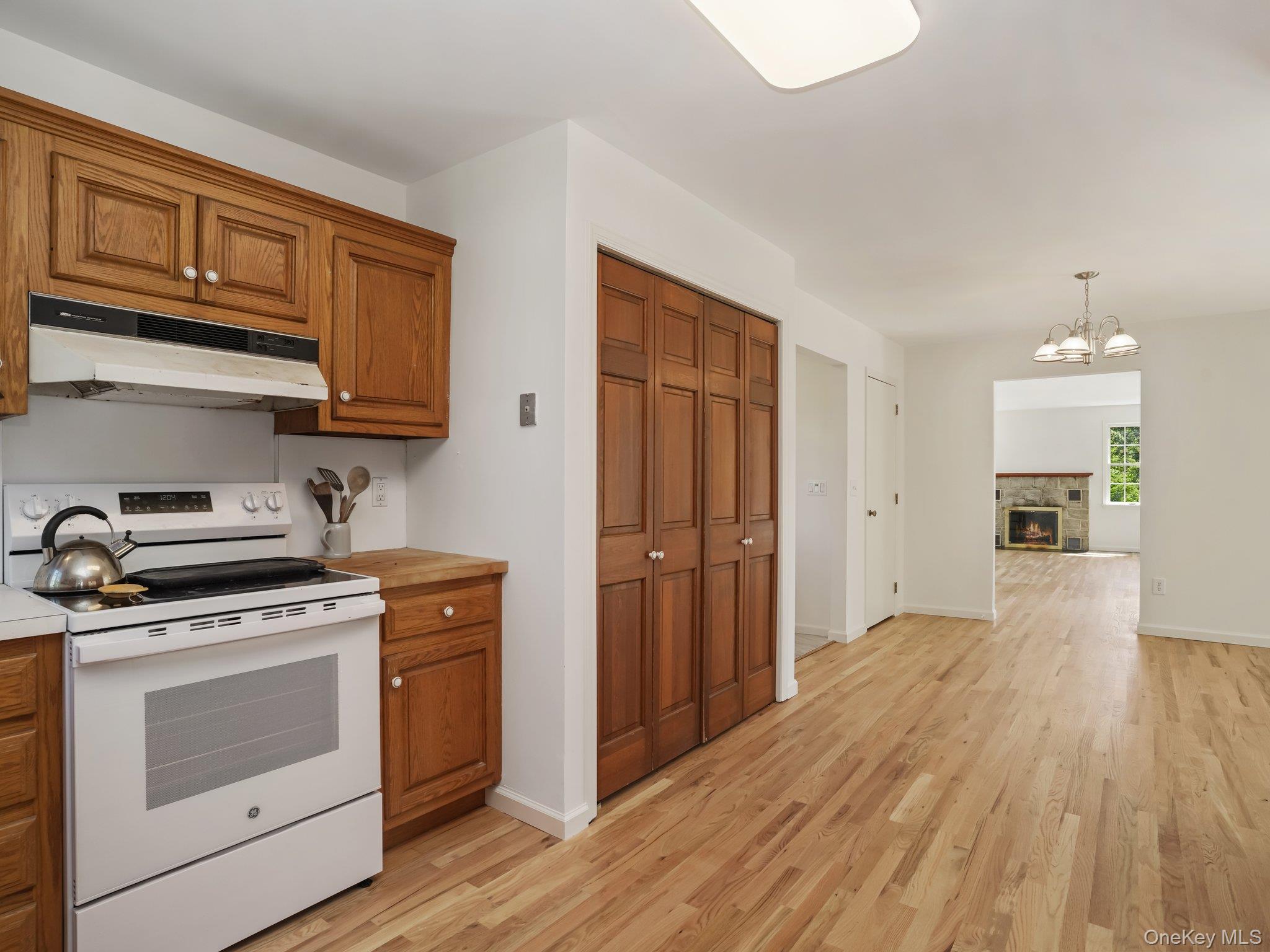 6 Huckleberry Lane E, Hampton Bays, NY 11946