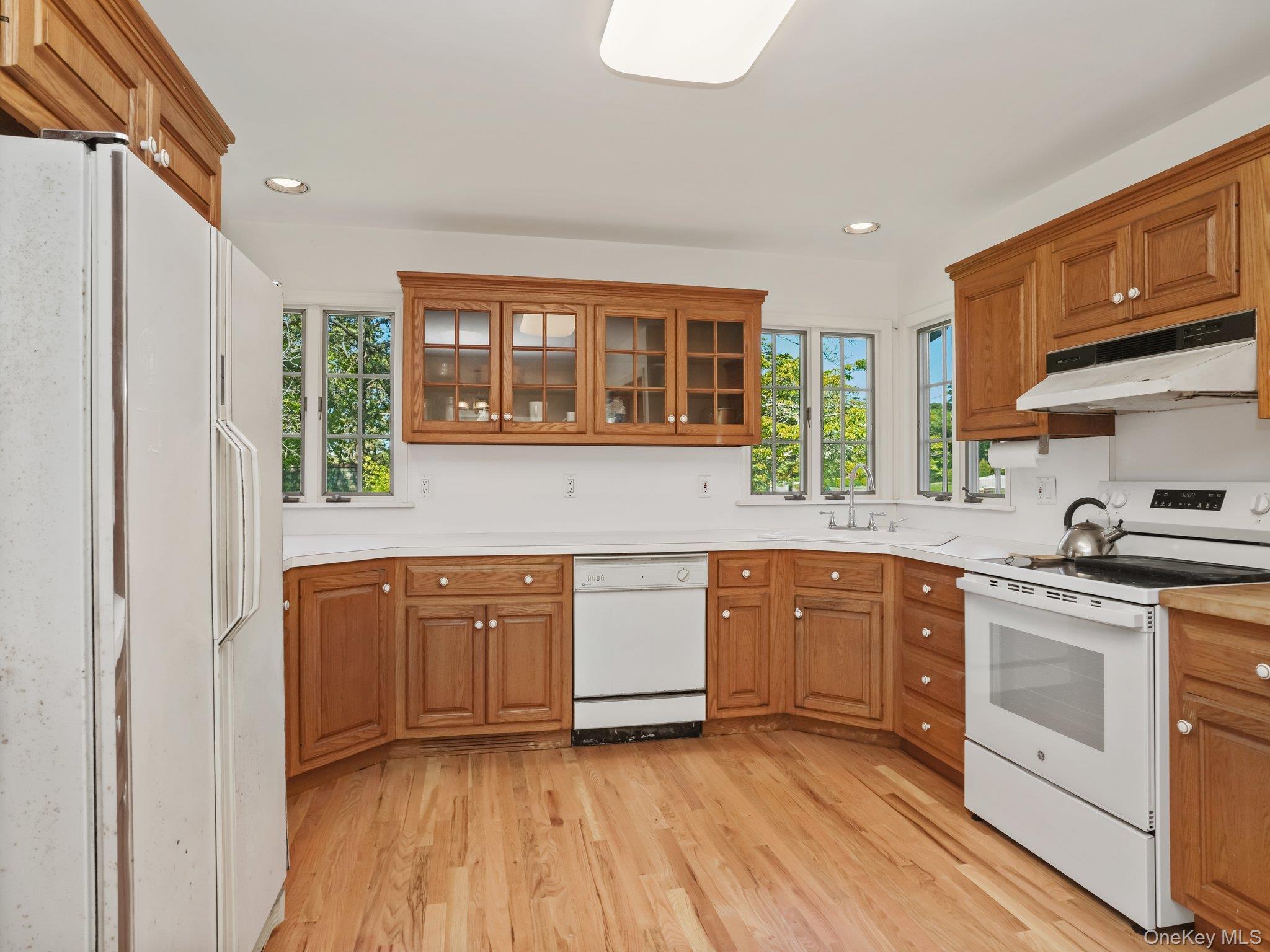 6 Huckleberry Lane E, Hampton Bays, NY 11946