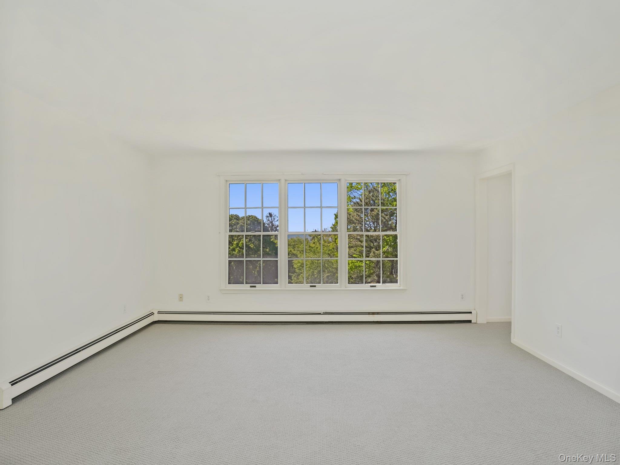 6 Huckleberry Lane E, Hampton Bays, NY 11946