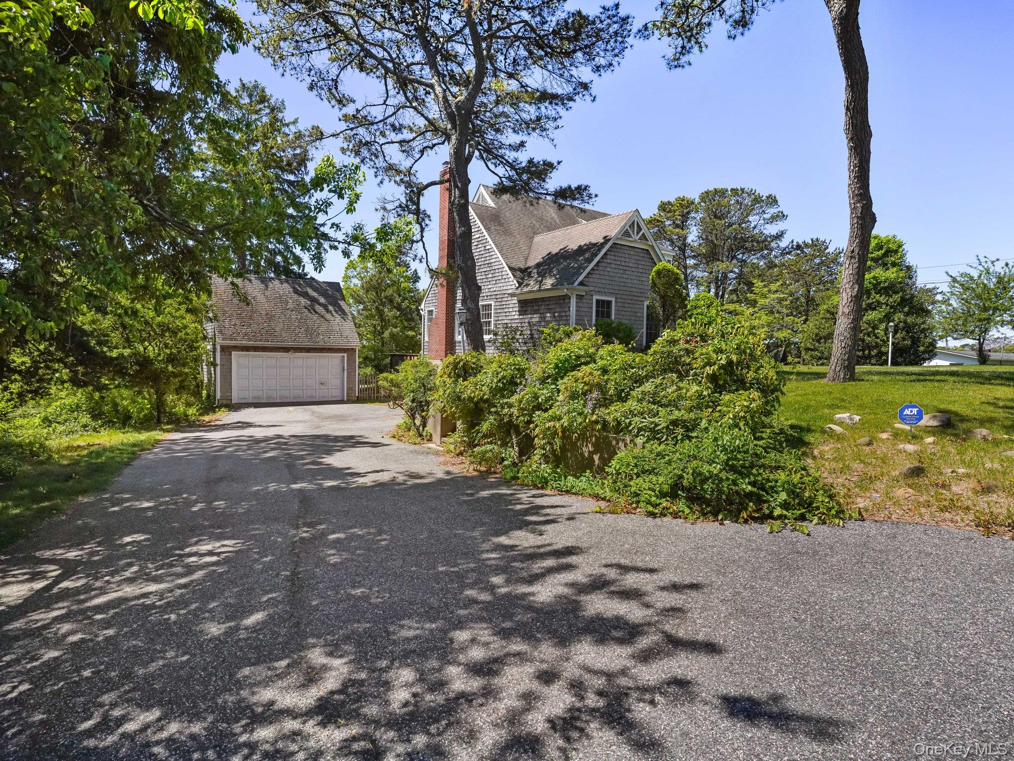 6 Huckleberry Lane E, Hampton Bays, NY 11946