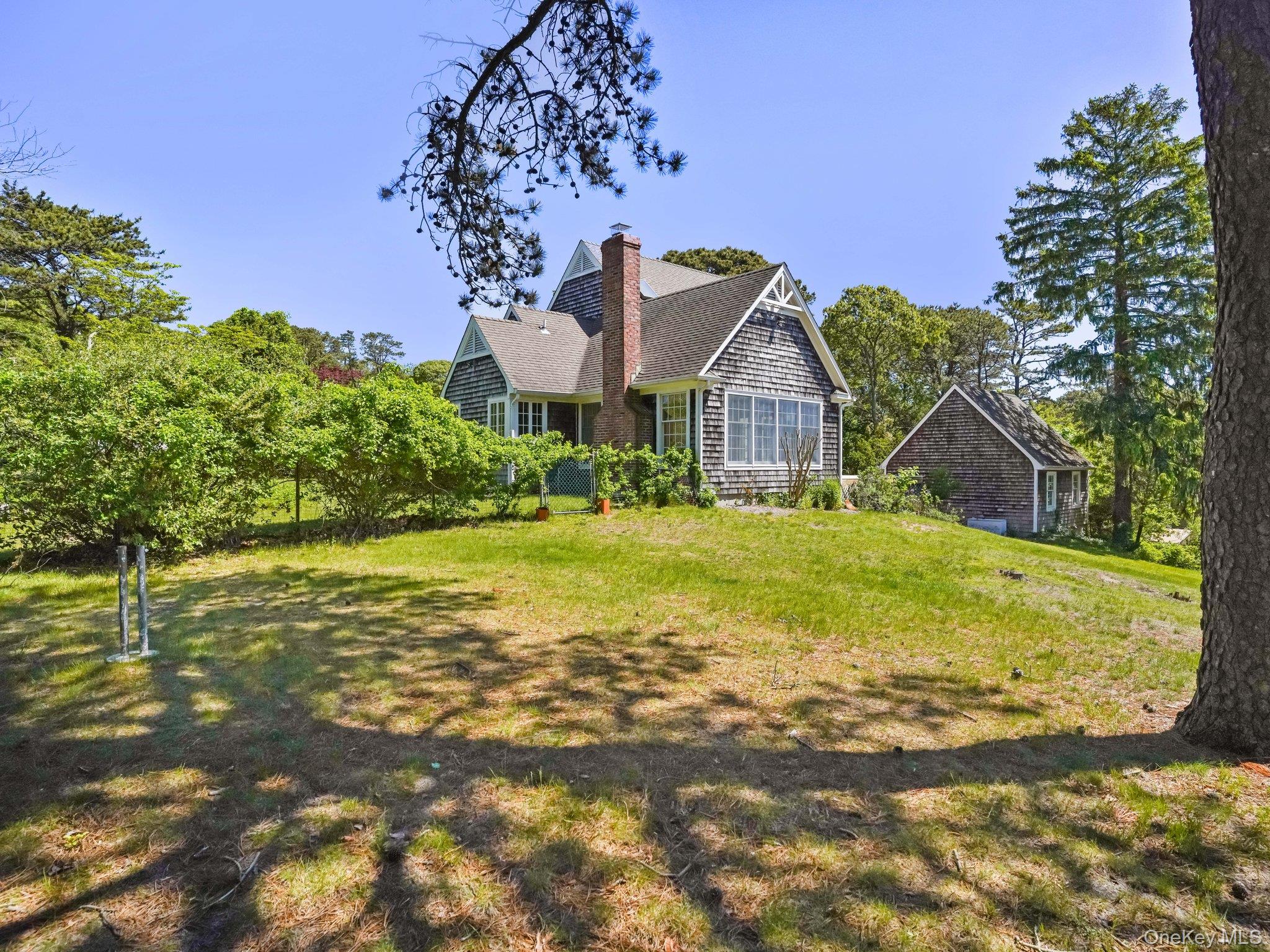 6 Huckleberry Lane E, Hampton Bays, NY 11946